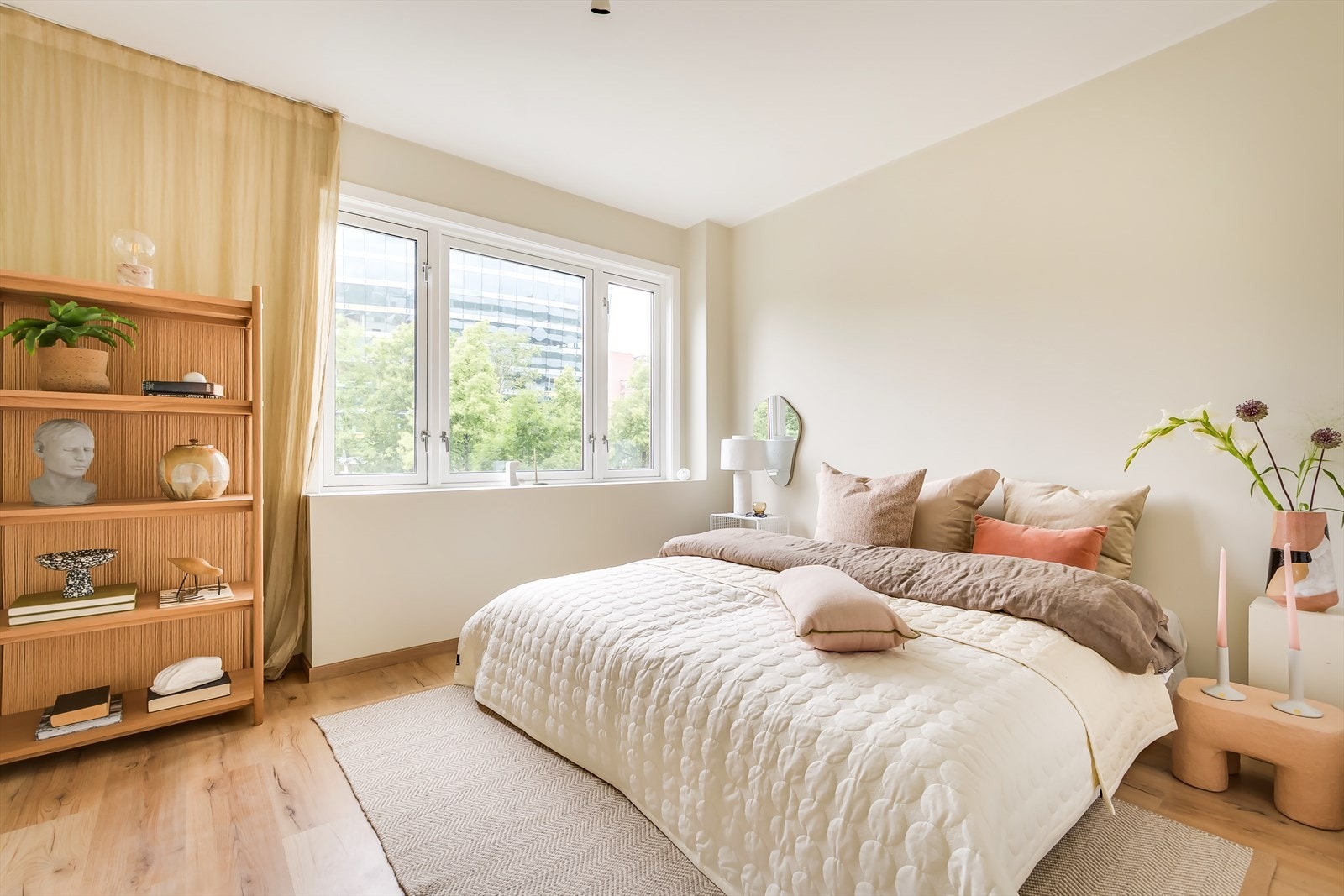 Her er det god plass til en dobbeltseng med tilhørende nattbord. Galleribilde