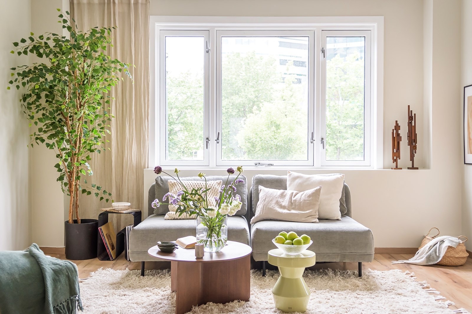 I det du beveger deg inn i stuerommet legger du umiddelbart merke til det flotte lyset som flommer inn gjennom vinduene. Galleribilde