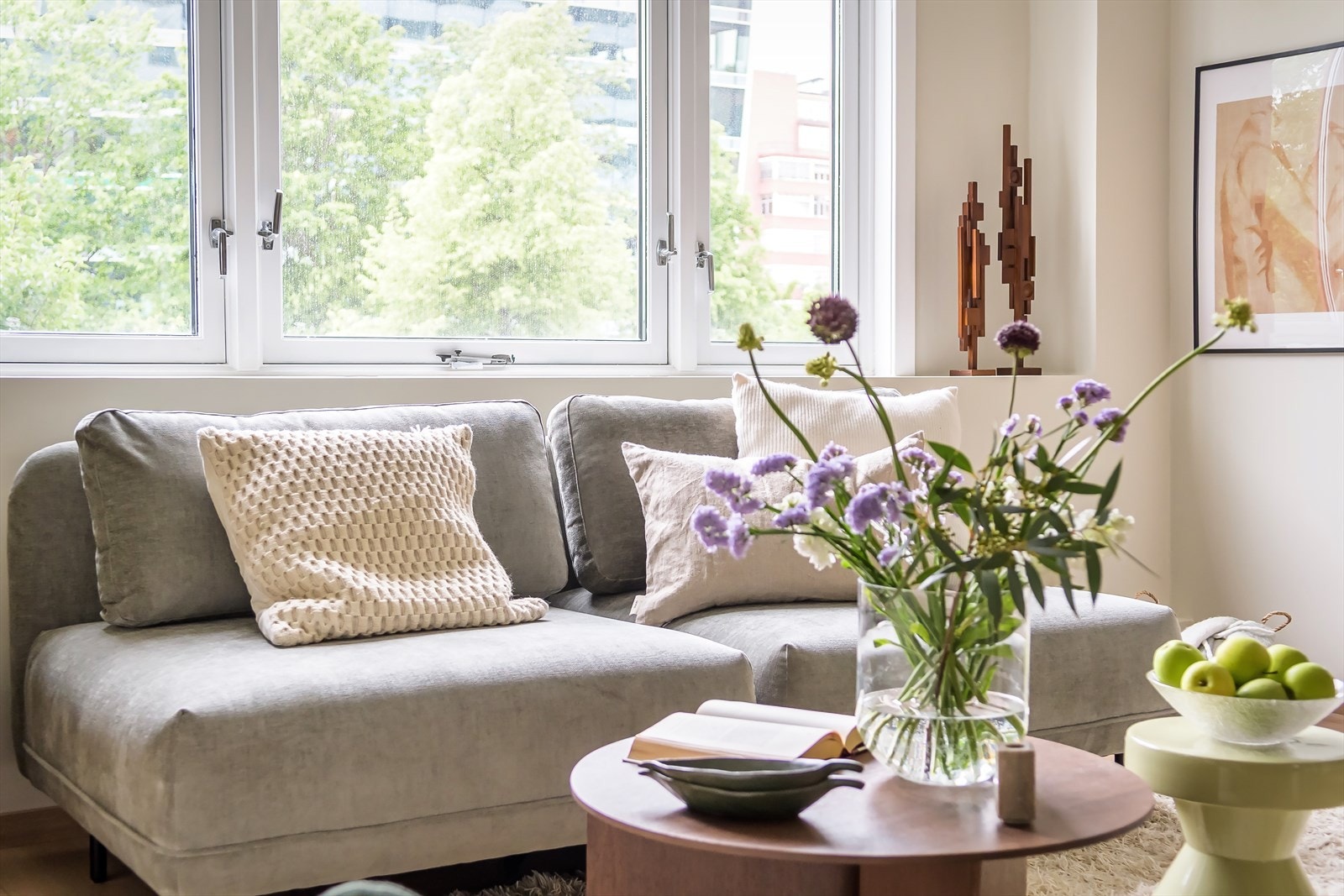 Denne leiligheten er perfekt for deg som liker ekstra god plass, et par, vennepar eller for deg som vil leie ut et rom for å finansiere boutgiftene! Galleribilde