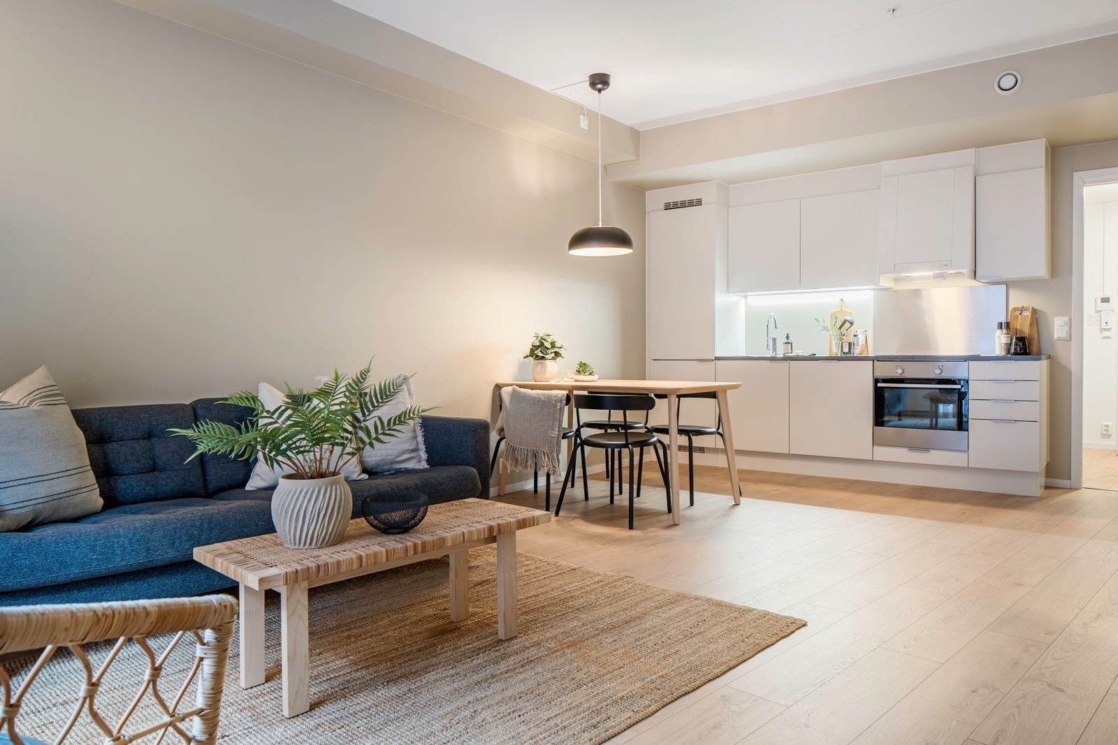 Kjøkkenet har en åpen og sosial løsning mot stuen. Galleribilde