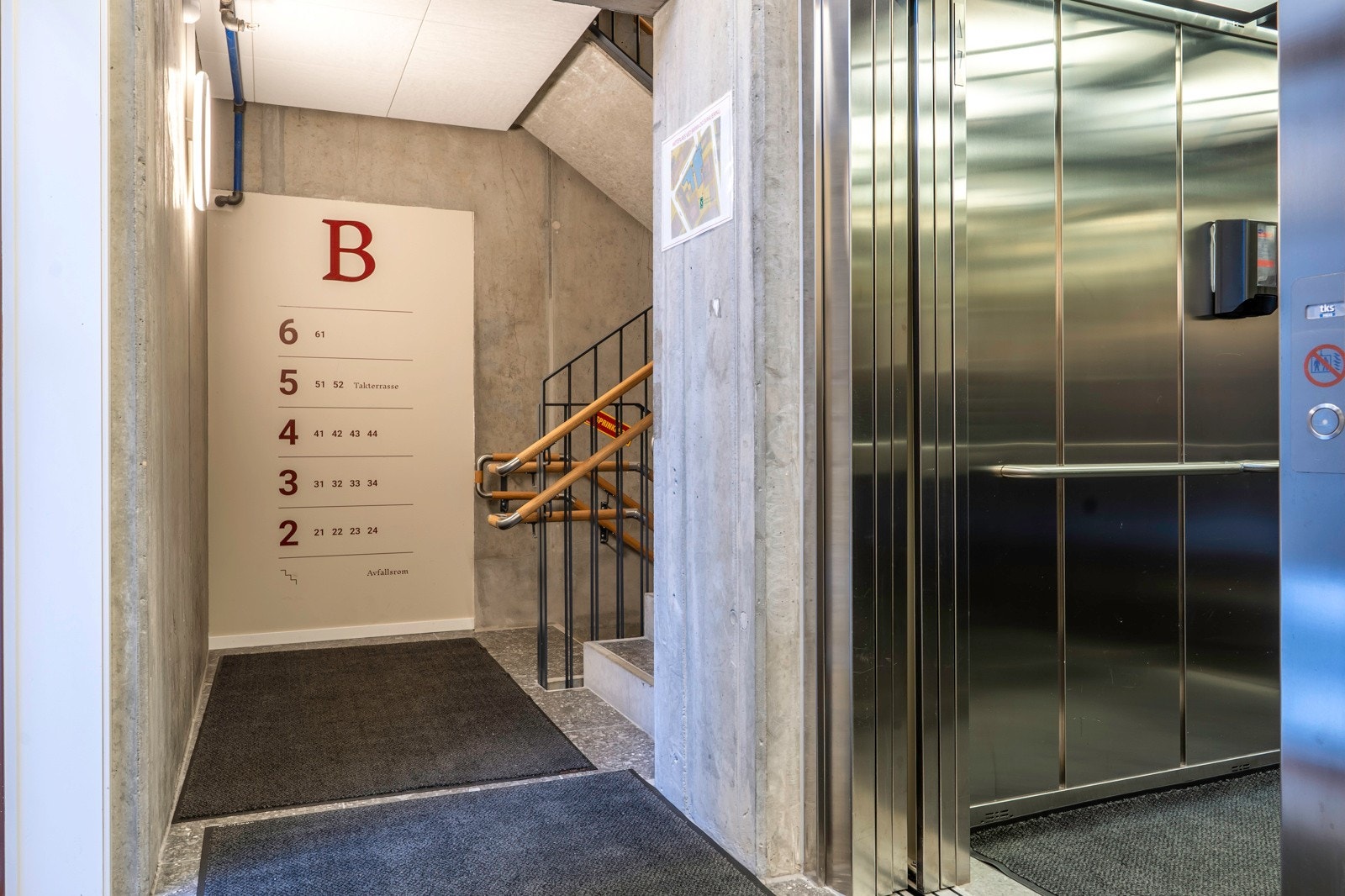 Enkelt adkomst med heis. Bygget er utstyrt med calling anlegg. Galleribilde