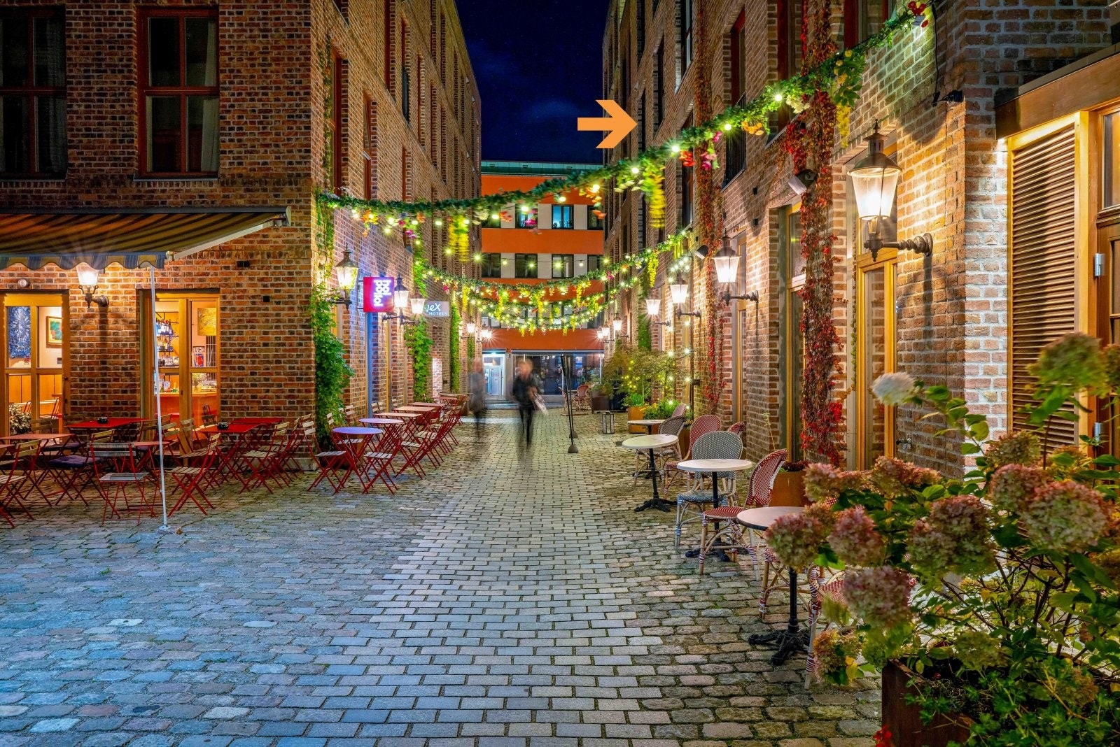 Leiligheten ligger i tredje etasje inn mot smuget - vis a vis baren Hoi Polloi Galleribilde