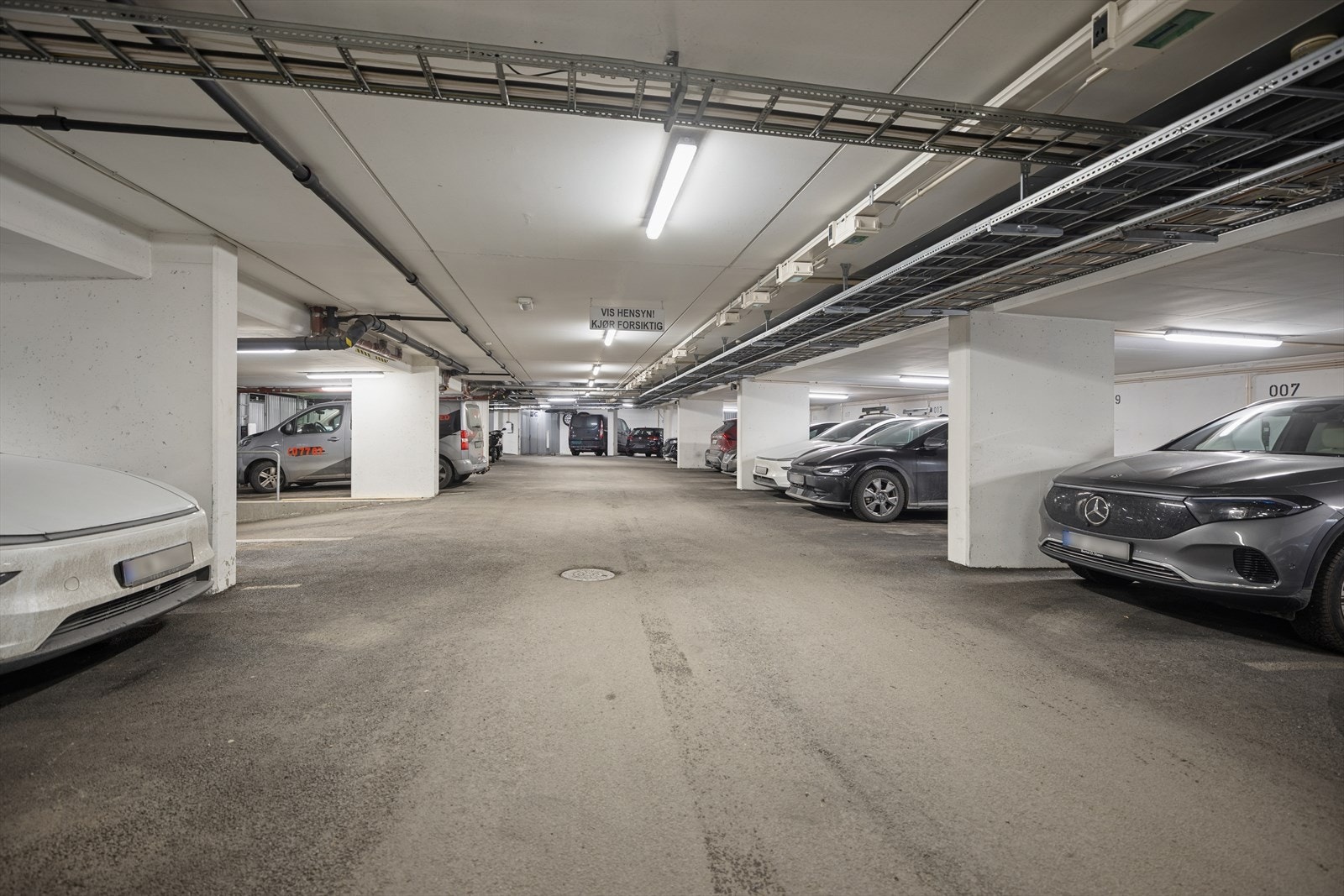 Garasjeanlegg. Det medfølger ingen garasjeplass med leiligheten. Galleribilde