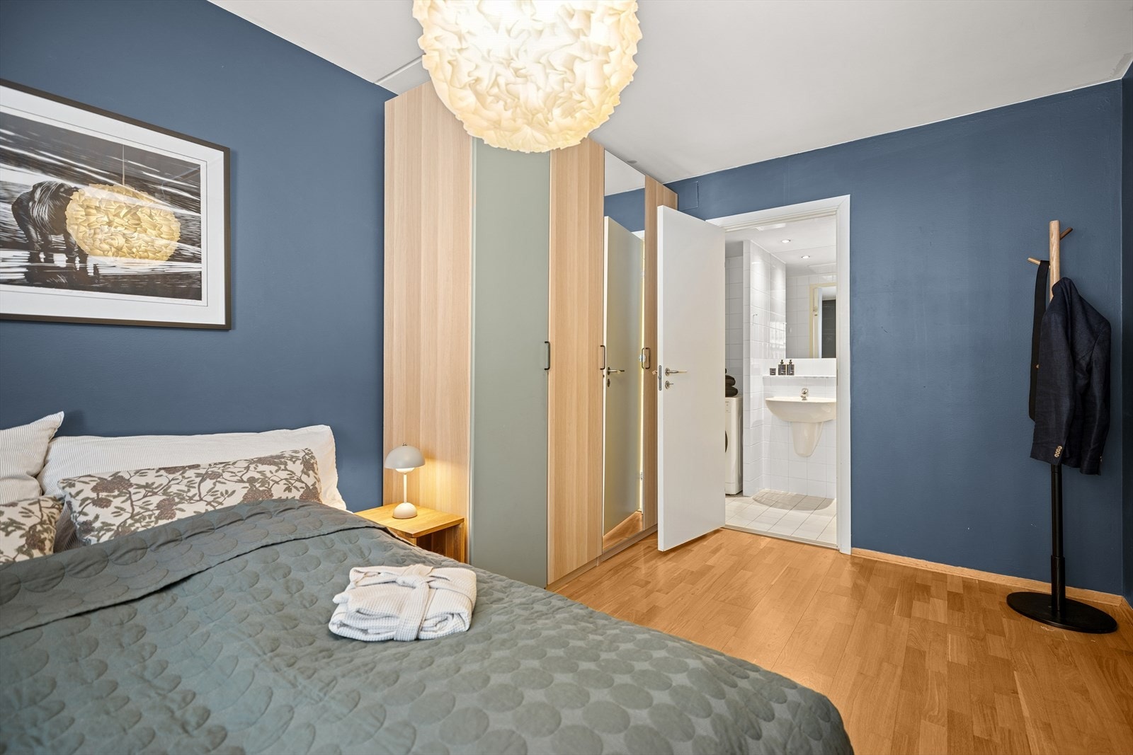 Rommet har god oppbevaringsplass i garderobeløsning med glatte fronter og speil. Galleribilde