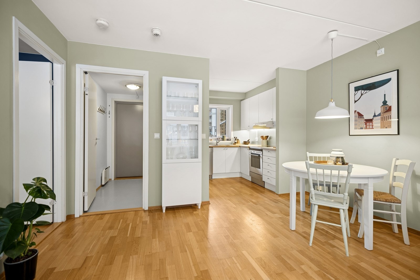 Rommet oppleves luftig og er enkelt å møblere etter behov. Lyse overflater og parkettgulv. Galleribilde