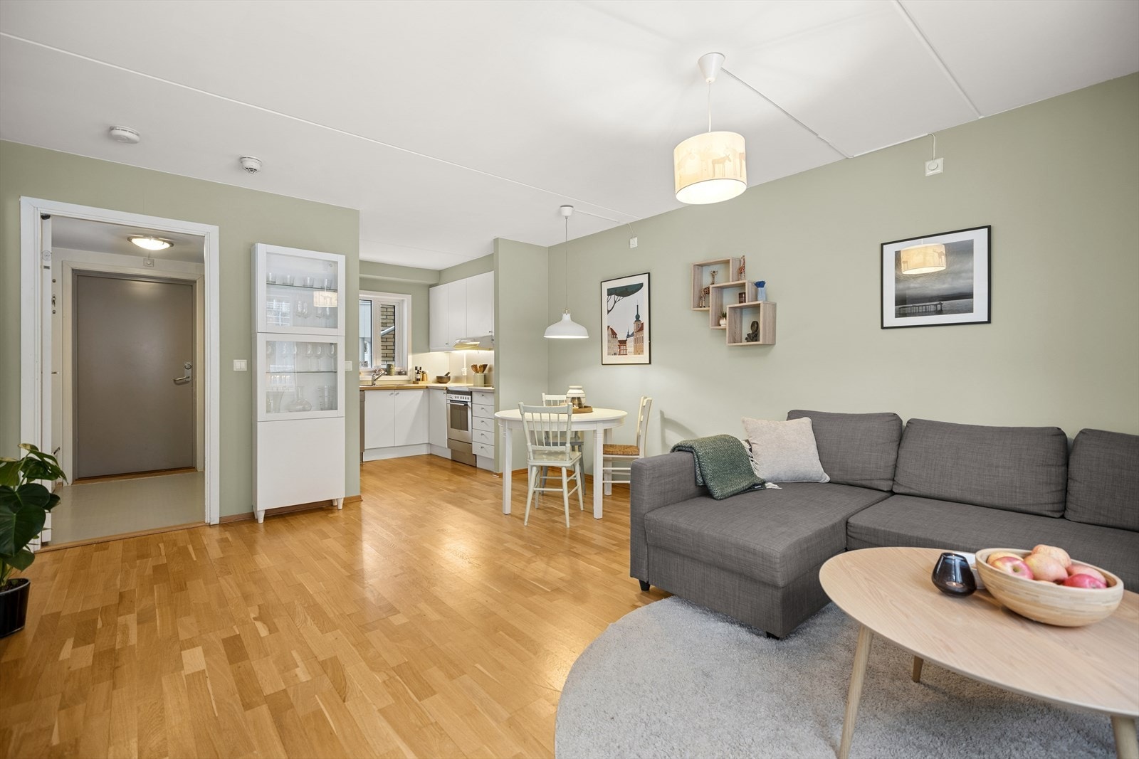 Stuen har delvis åpen løsning mot kjøkkenet, noe som skaper en sosial og sammenhengende boligopplevelse med gode lysforhold. Galleribilde