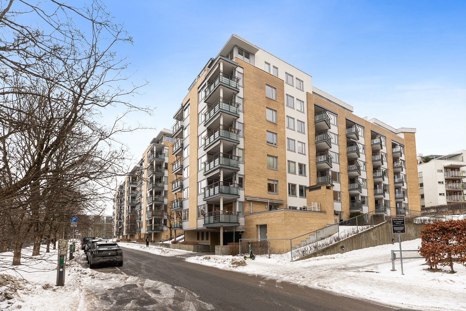 Dette er et område som passer perfekt for de med et ønske om å bo i et stille område, men samtidig sentralt med tilgang til et godt kollektivtilbud og grønne områder! Galleribilde