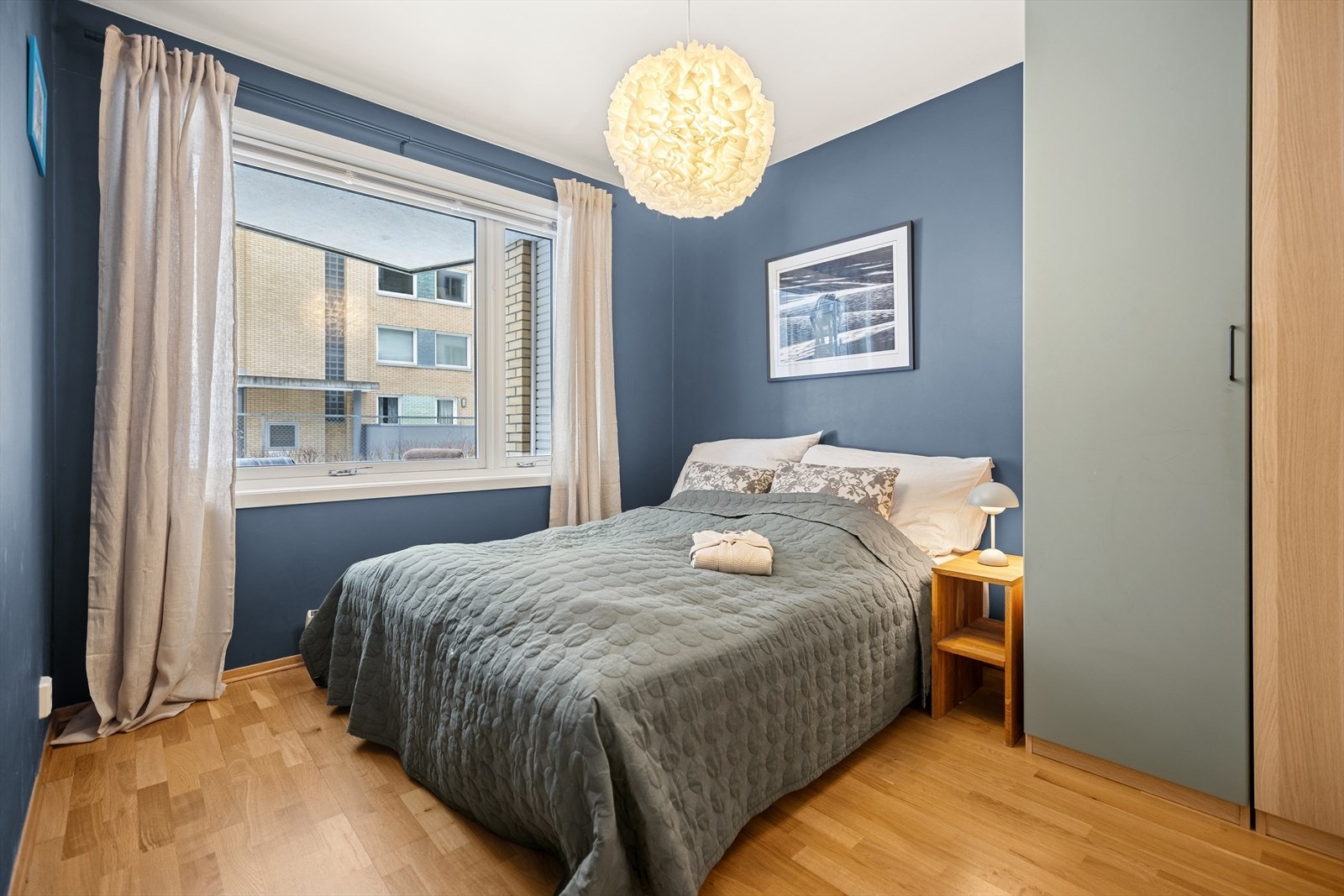 Romslig soverom med god plass til dobbeltseng og tilhørende møbler. Store vindusflater som gir rikelig med naturlig lys og bidrar til en lys og luftig romfølelse. Galleribilde