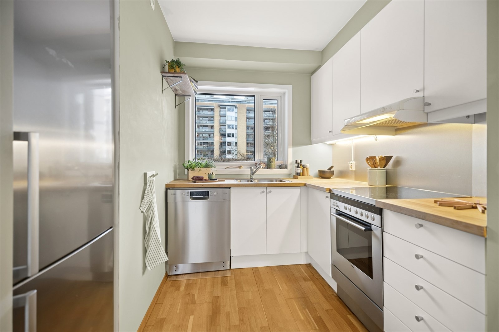 Kjøkkenet har glatte fronter som gir et tidløst og naturlig uttrykk. Det er godt med skap- og benkeplass for bruk i hverdagen. Galleribilde