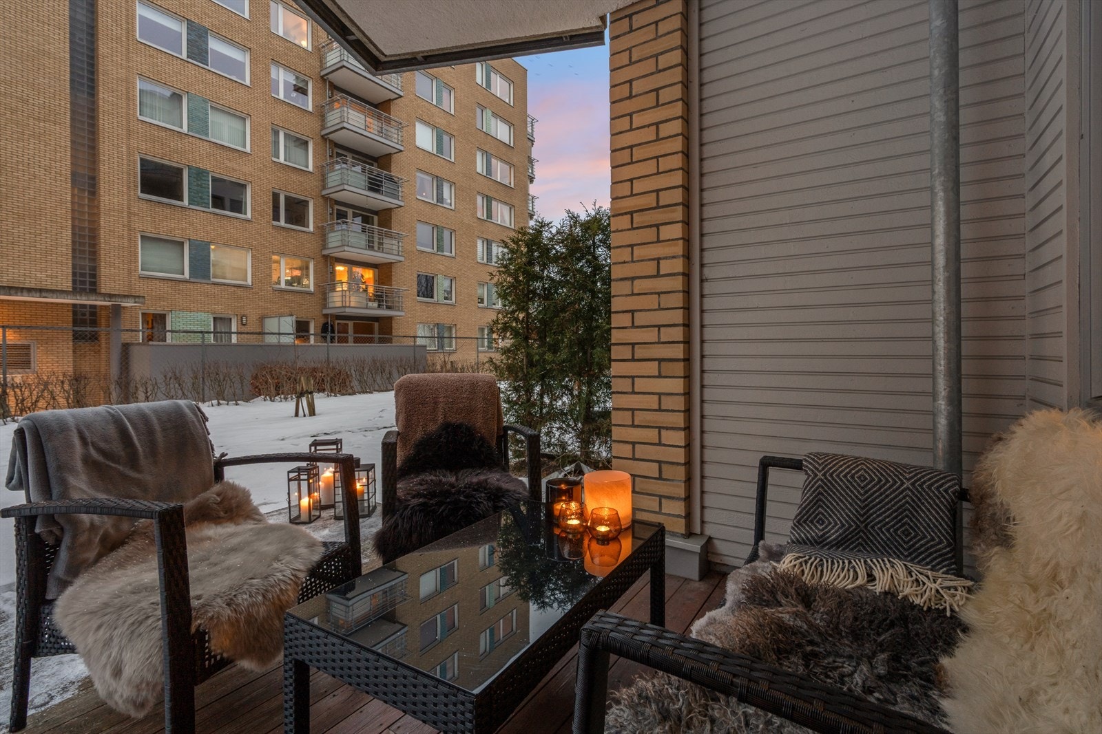 Hyggelig markterrasse med god plass til sittegruppe. Terrassen gir en fin forlengelse av oppholdsrommet og egner seg godt til både avslapning og sosiale sammenkomster. Galleribilde