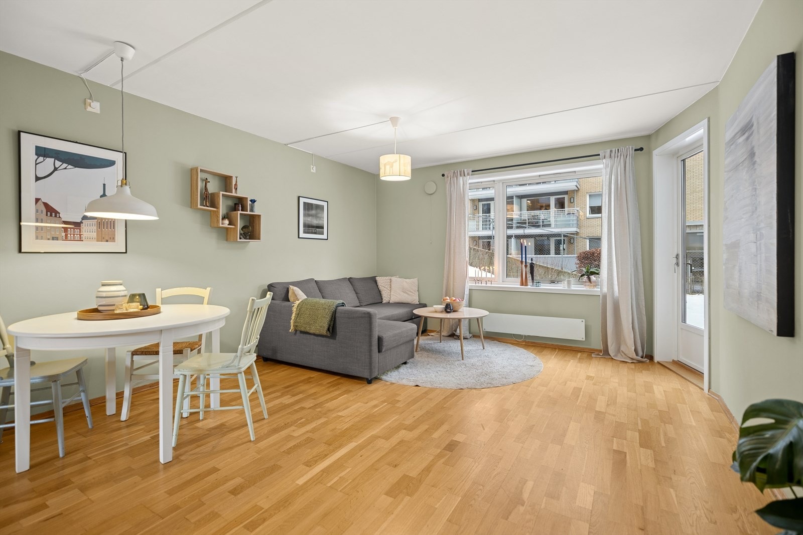 Stuen er naturlig inndelt i en hyggelig sofakrok og en egen spisesone, noe som gir en praktisk og fleksibel bruk av rommet. Galleribilde