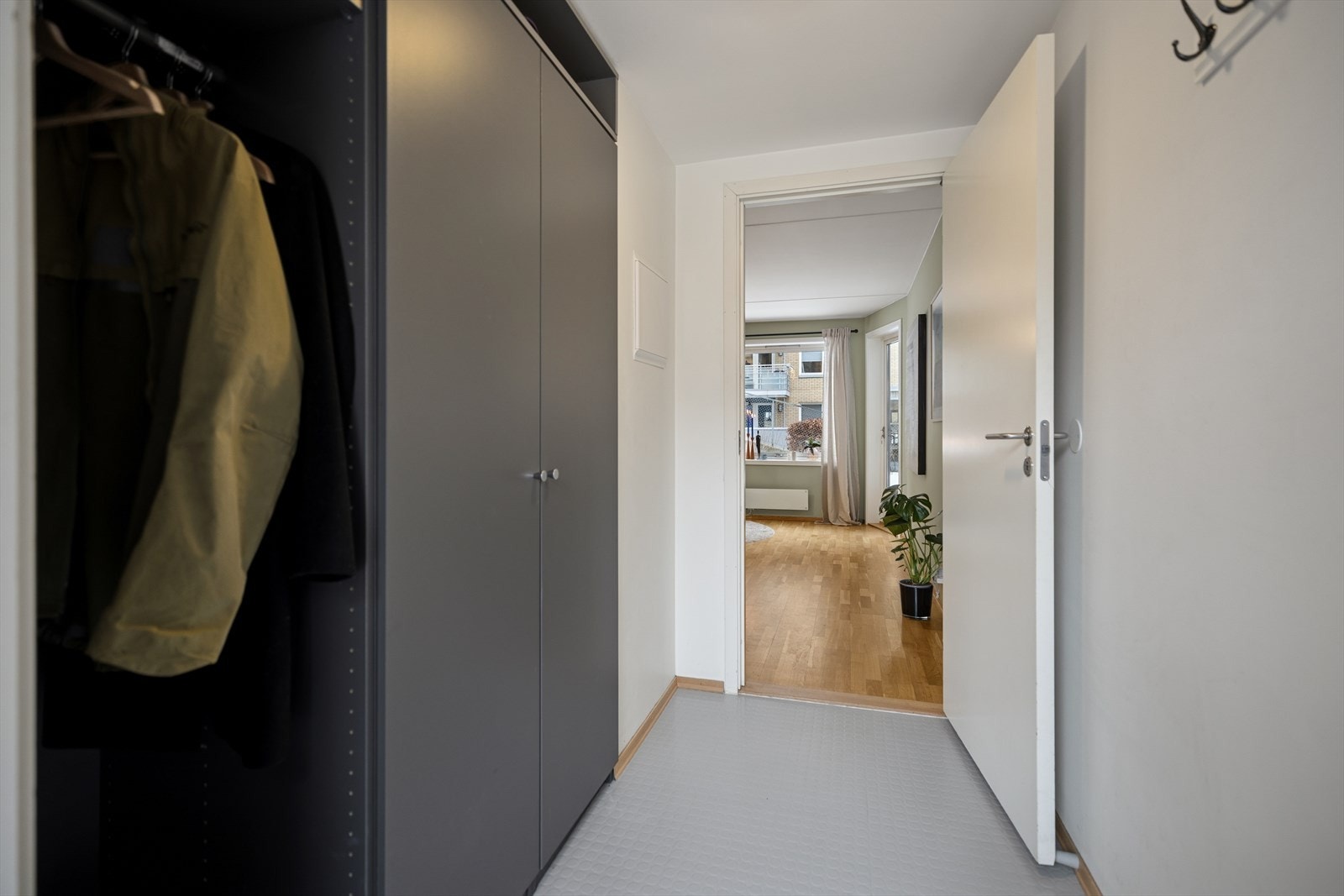 Entré med plass til oppbevaring. Garderobeskap med glatte fronter gir rikelig med lagringsplass, og gulv med slitesterkt belegg gir et praktisk og lettstelt inngangsparti. Galleribilde