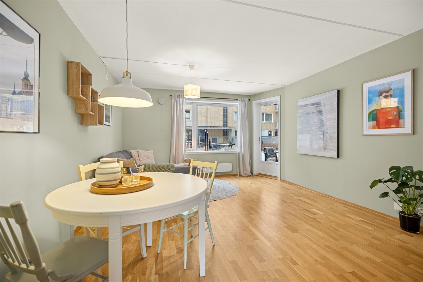 Store vinduer gir god kontakt med uteområdene og bidrar til en luftig romfølelse. Fra stuen er det utgang til sørvendt markterrasse på ca. 14 m². Galleribilde