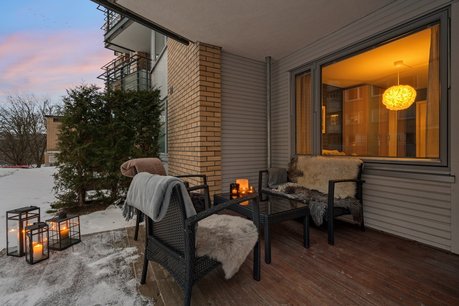 Skjermet markterrasse med trivelig atmosfære og gode muligheter for møblering etter eget ønske. Perfekt sted for rolige stunder utendørs i lune omgivelser. Galleribilde