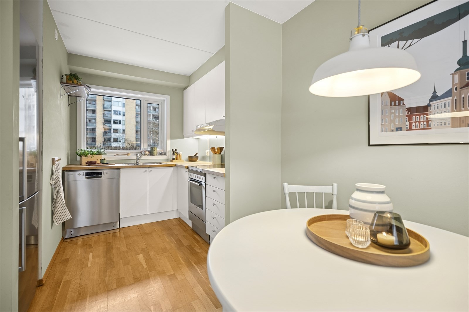 Lyst og praktisk kjøkken med en god planløsning og hyggelig plass til spisebord i tilknytning til kjøkkenet. Store vindusflater gir rikelig med naturlig lys. Galleribilde