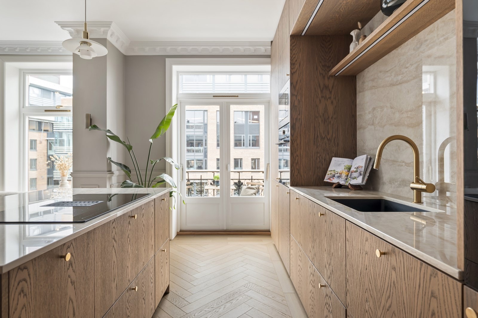 Platetoppen har integrert kullfilterventilator, og det er installert komfyrvakt. Galleribilde