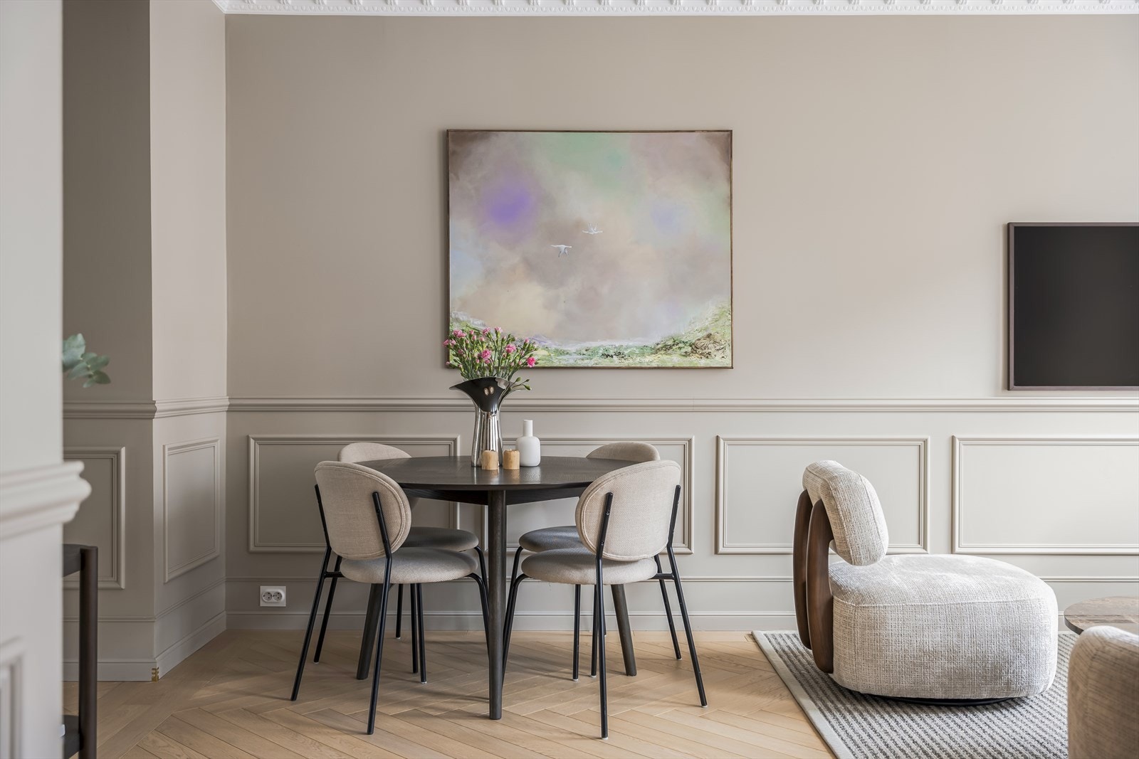 I stuen er det plass til både sofa- og spisegruppe. Galleribilde