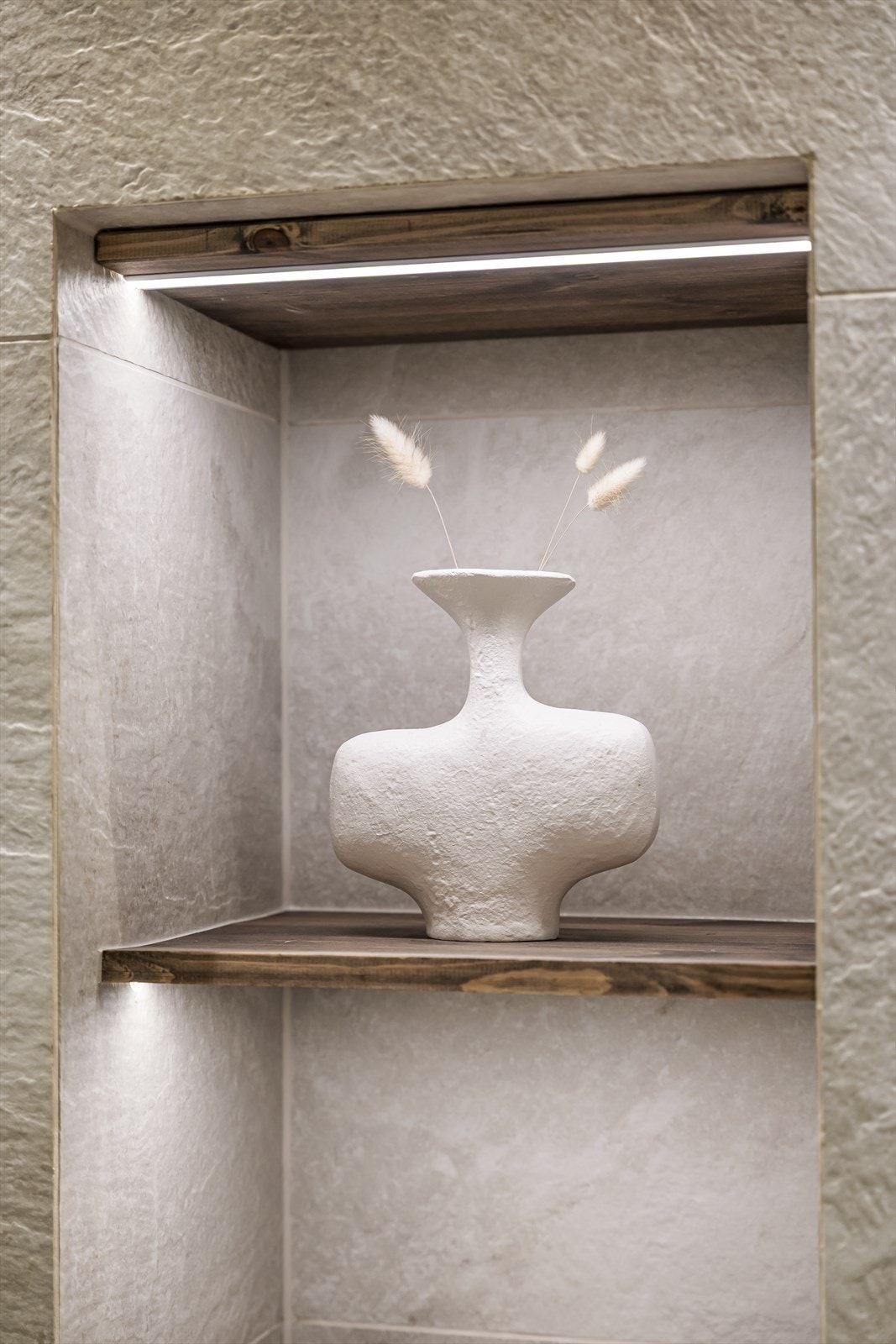 Detalj av de belyste nisjene på badet. Galleribilde