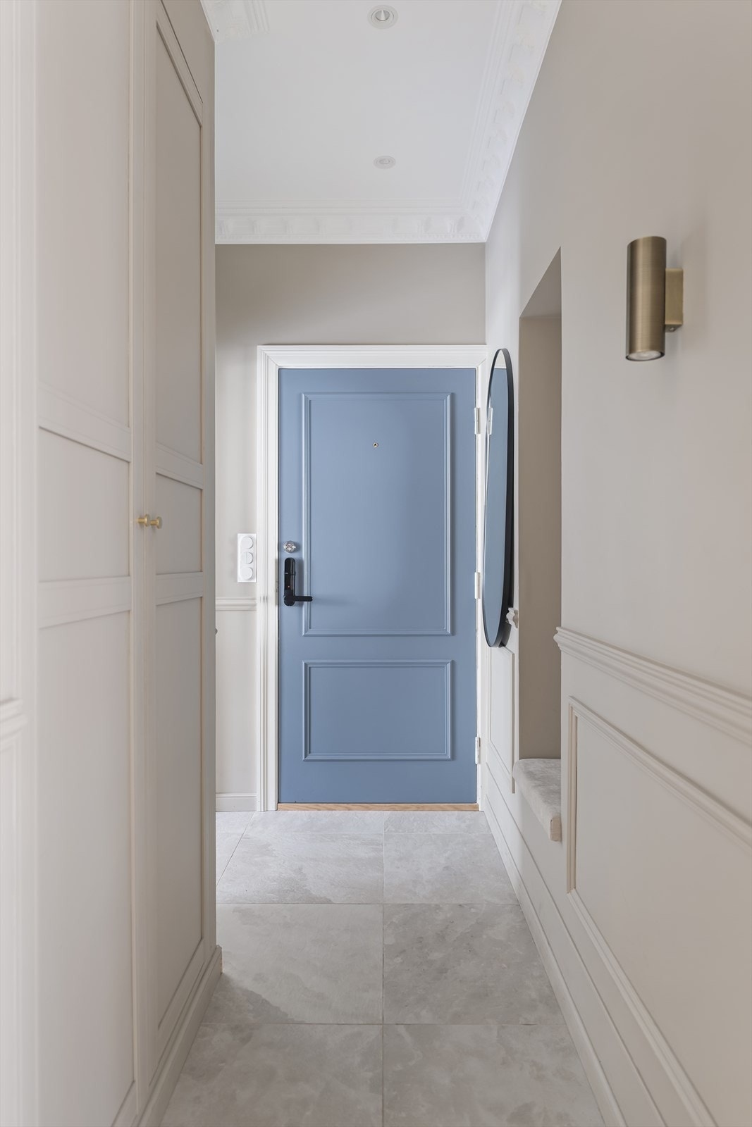 Himlingen er utsmykket med stukkatur og innfelte downlights. Inngangsdøren er brann- og lydklassifisert med Nimly sikkerhetslås. Galleribilde