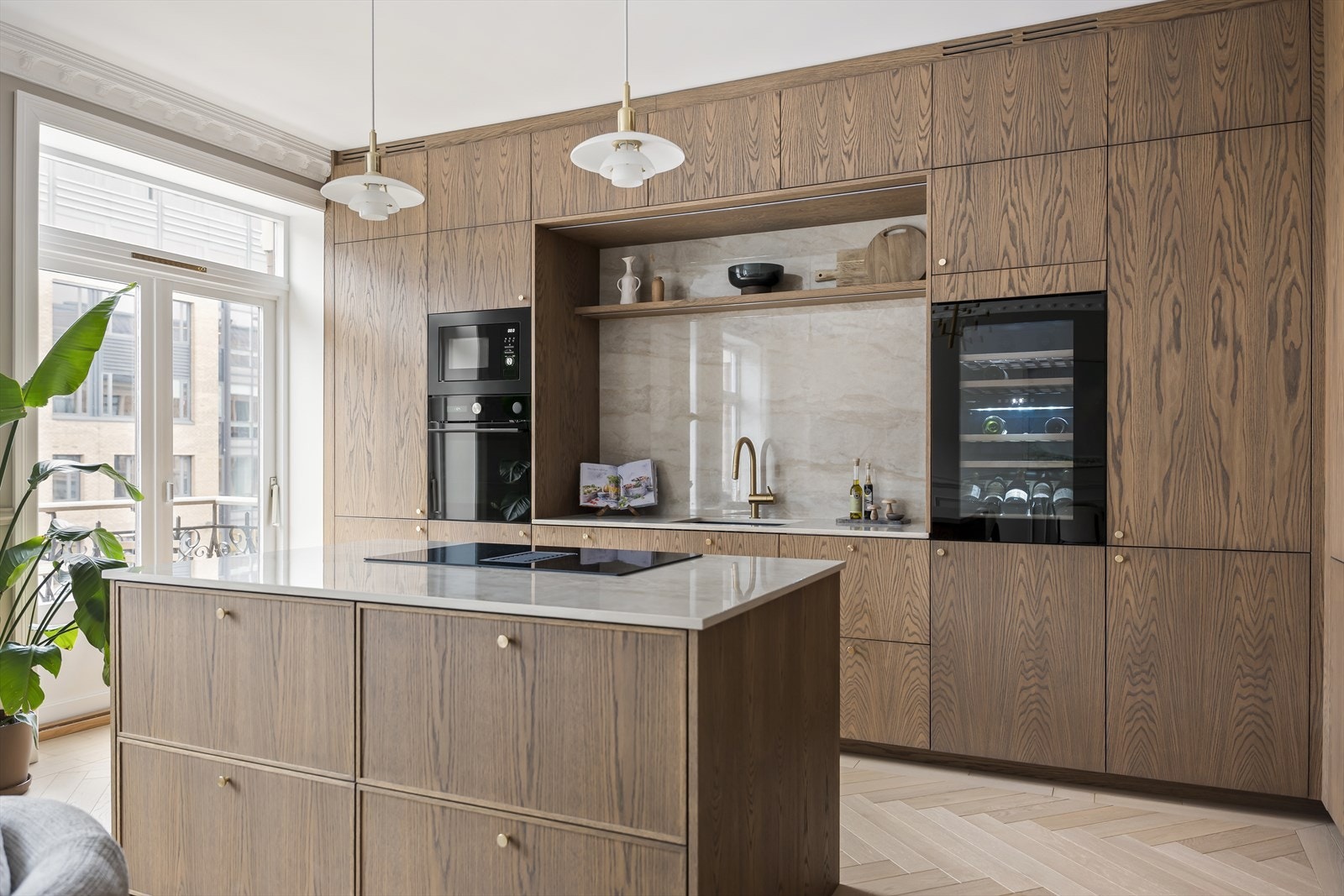 Alle hvitevarer er integrerte, inkludert koketopp med ventilator, stekeovn, mikrobølgeovn, kjøl-/fryseskap, oppvaskmaskin og et eget vinskap. Galleribilde