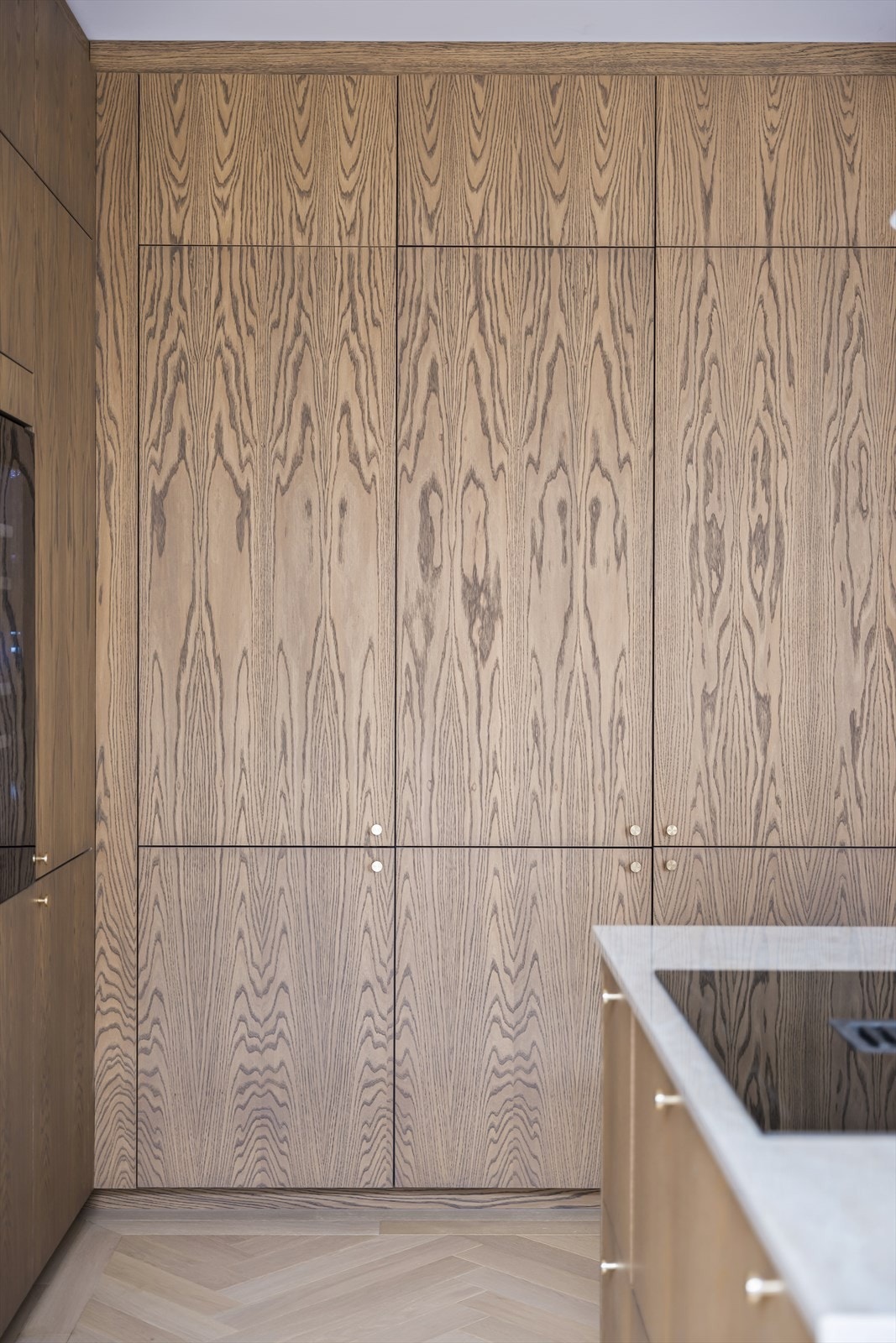 Rikelig med skapplass i høyskap med glatte, finerte fronter. Galleribilde