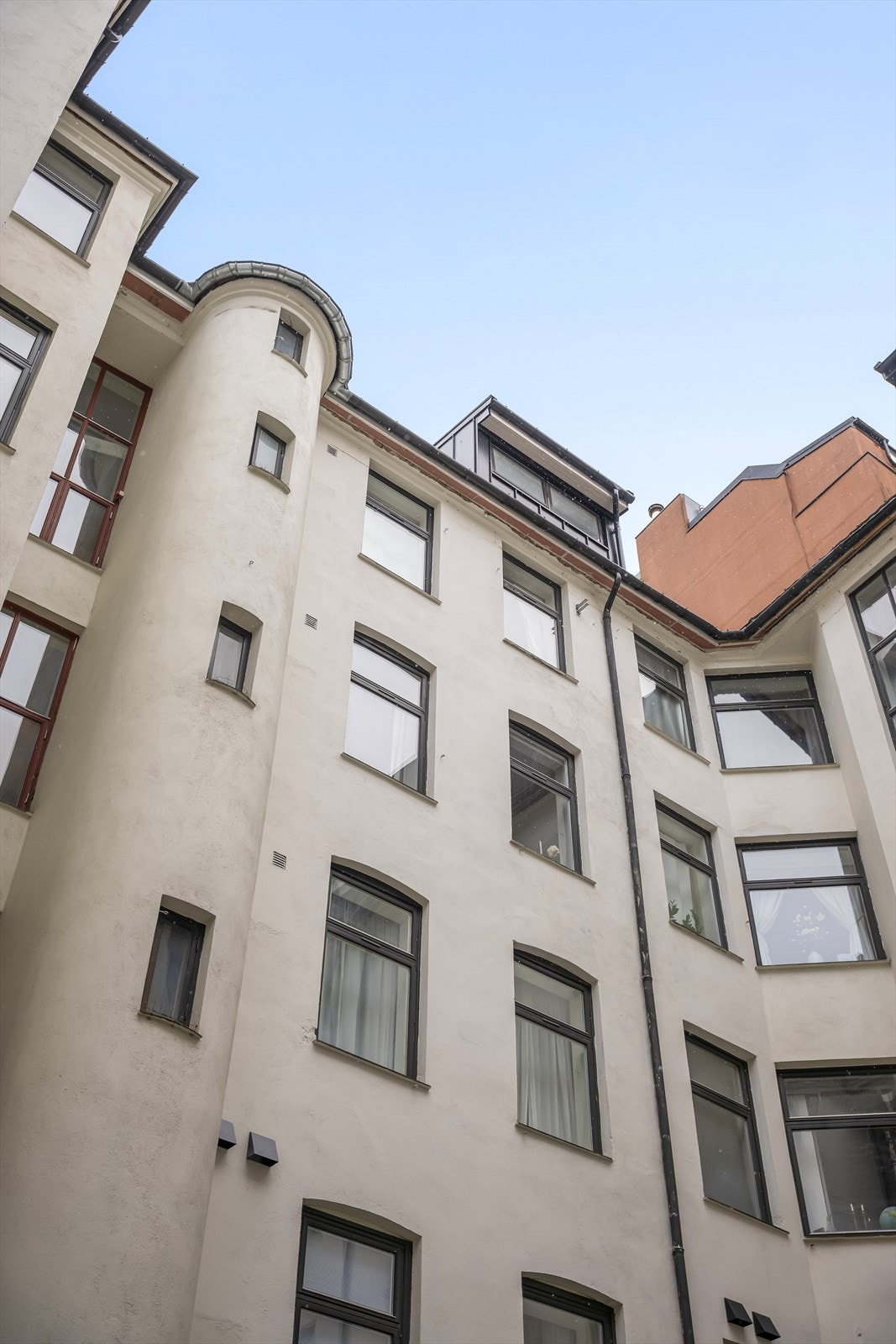 Fasaden mot bakgården er pusset og malt. Galleribilde