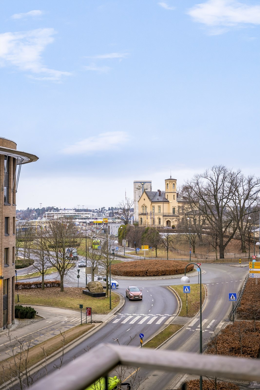 Fra leiligheten har du kort vei til både buss, trikk og tog, samt umiddelbar nærhet til det pulserende bylivet på Aker Brygge og Tjuvholmen. Galleribilde