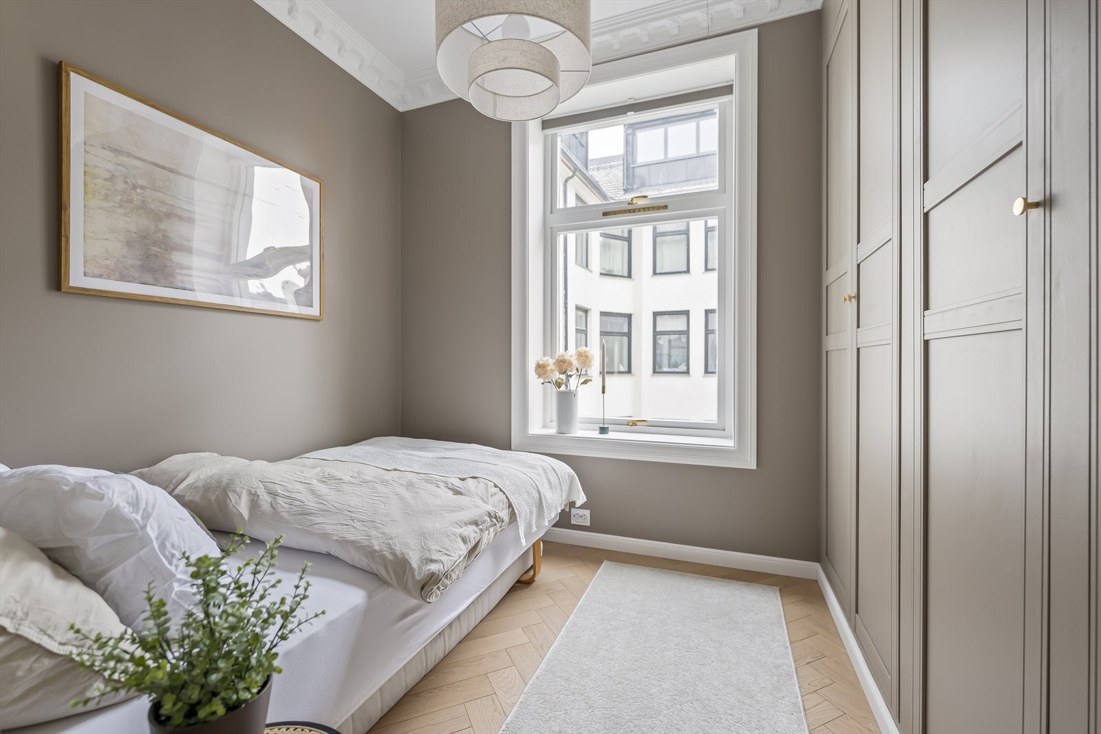 Det andre soverommet har fiskebensparkett og plassbygd garderobe. Galleribilde