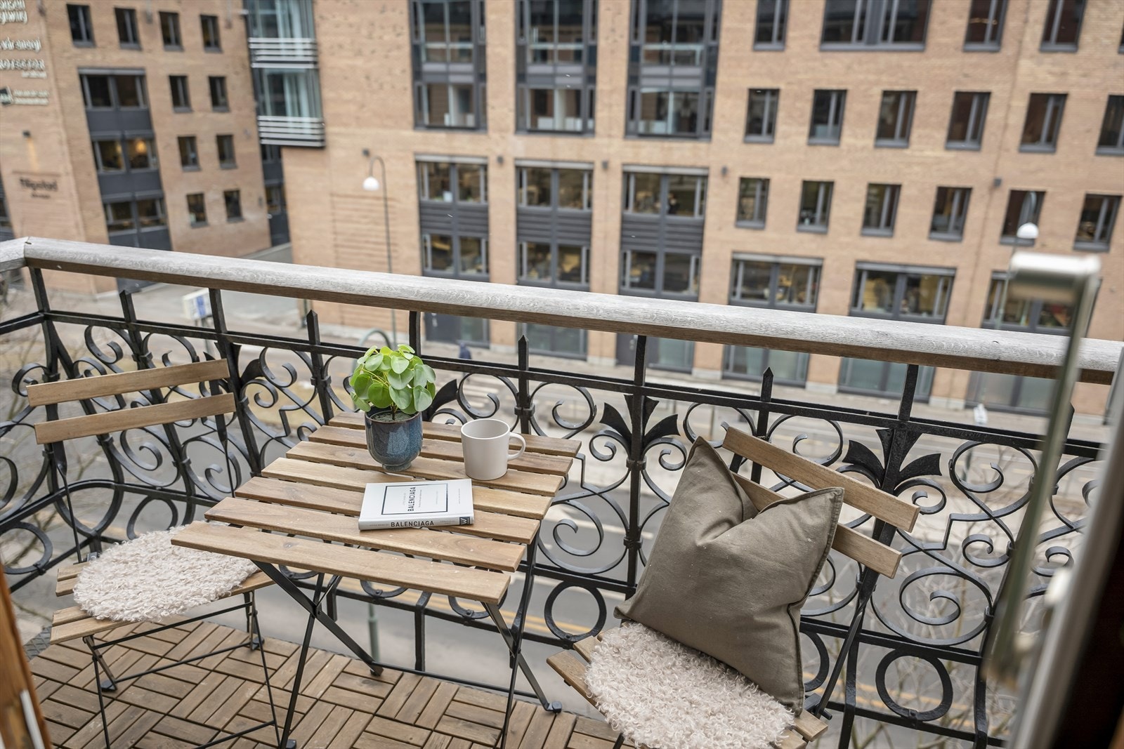 Balkongen vender mot syd og har gode solforhold. Galleribilde