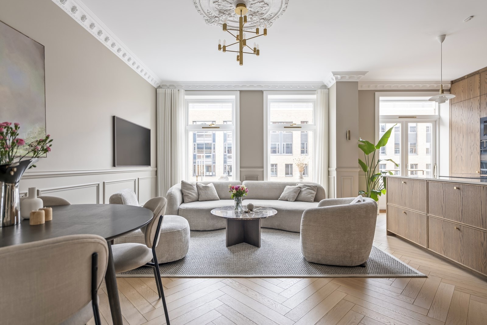 Boligen oppleves svært eksklusiv med klassiske detaljer som rosetter og stukkatur i himlingen, samt brystningspanel på vegger. Galleribilde