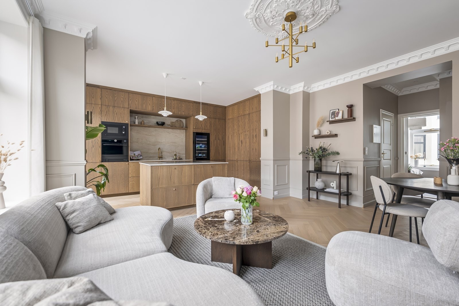 Leiligheten er totalrenovert i 2024-2025, oppleves eksklusiv og bærer preg av gjennomtenkte løsninger og moderne farge- og materialvalg. Galleribilde