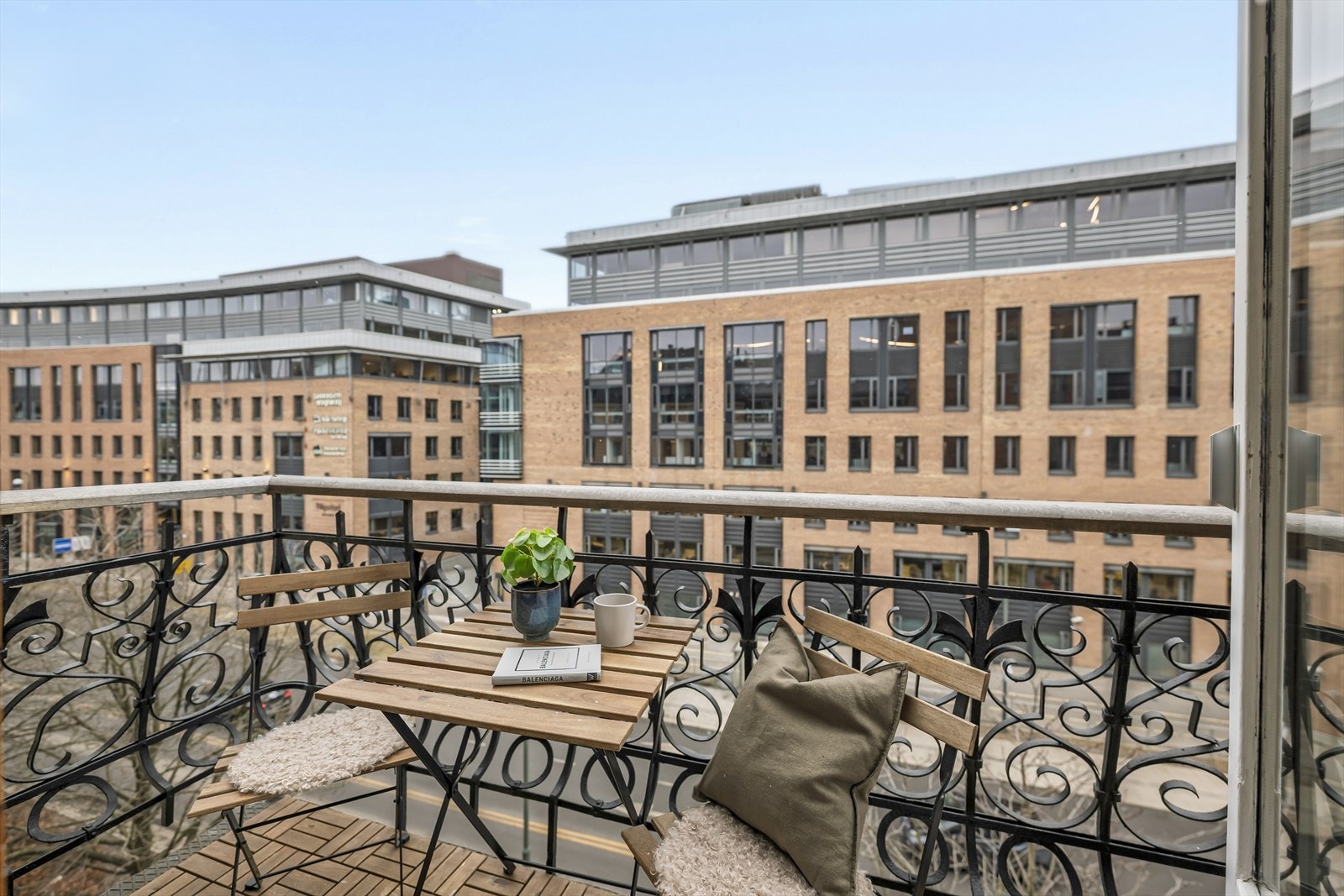 Fra stuen er det utgang til en sydvendt balkong på ca. 2,14 m². Galleribilde