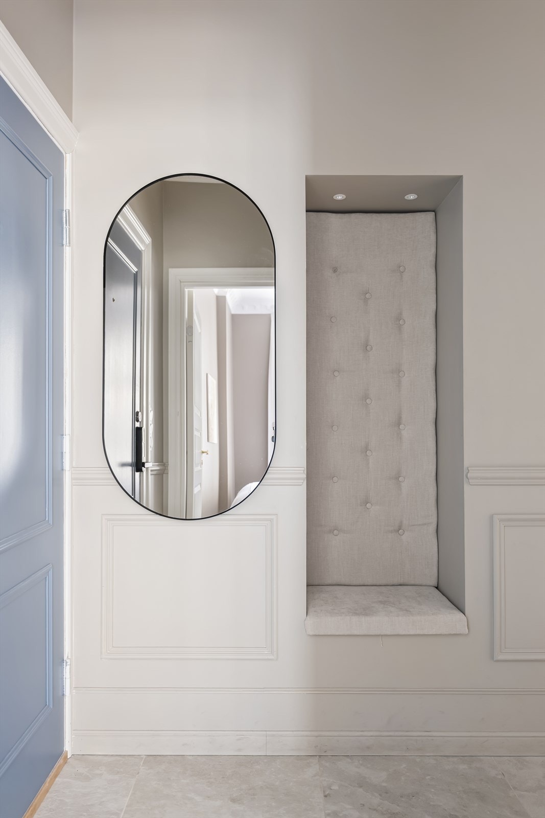 En plassbygget sittebenk og plassbygde garderobeskap med sensorstyrt lys gir rikelig med oppbevaringsplass. Galleribilde