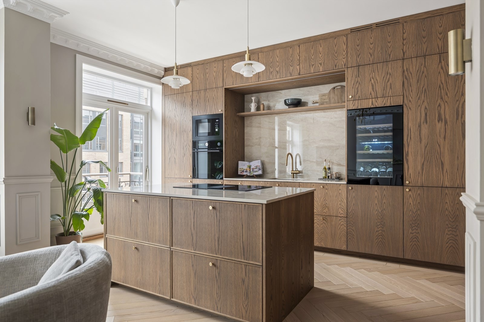 Leiligheten er bygget opp fra bjelkelaget med blant annet nytt bad og kjøkken, overflater og el-anlegg. Galleribilde