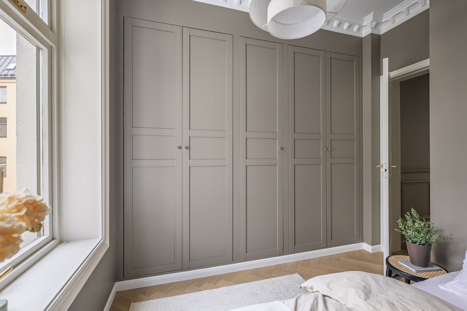 Godt med oppbevaring i garderobeskap fra gulv til tak. Galleribilde