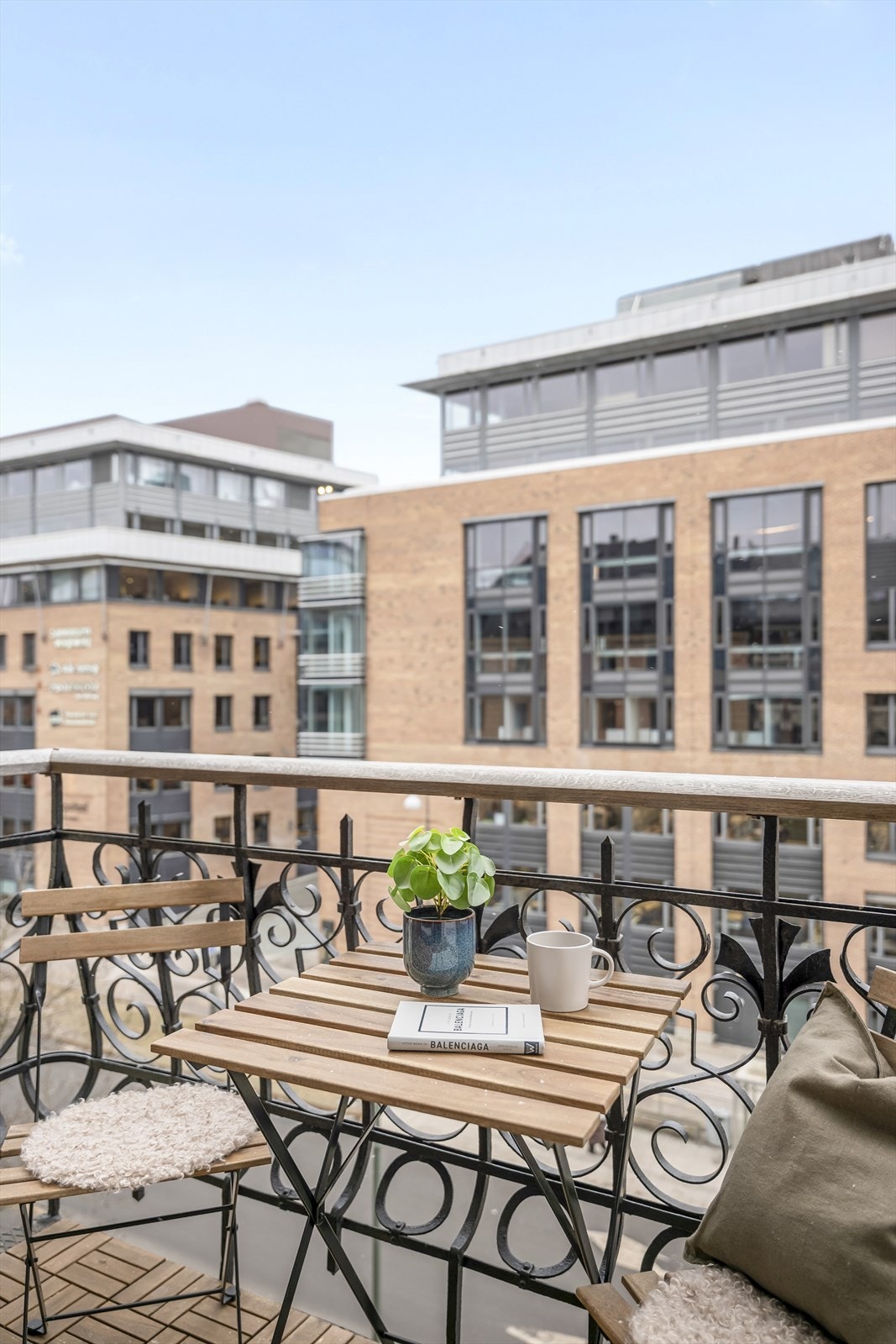 Her er det trefliser på gulvet og et sjarmerende rekkverk i støpejern. Galleribilde