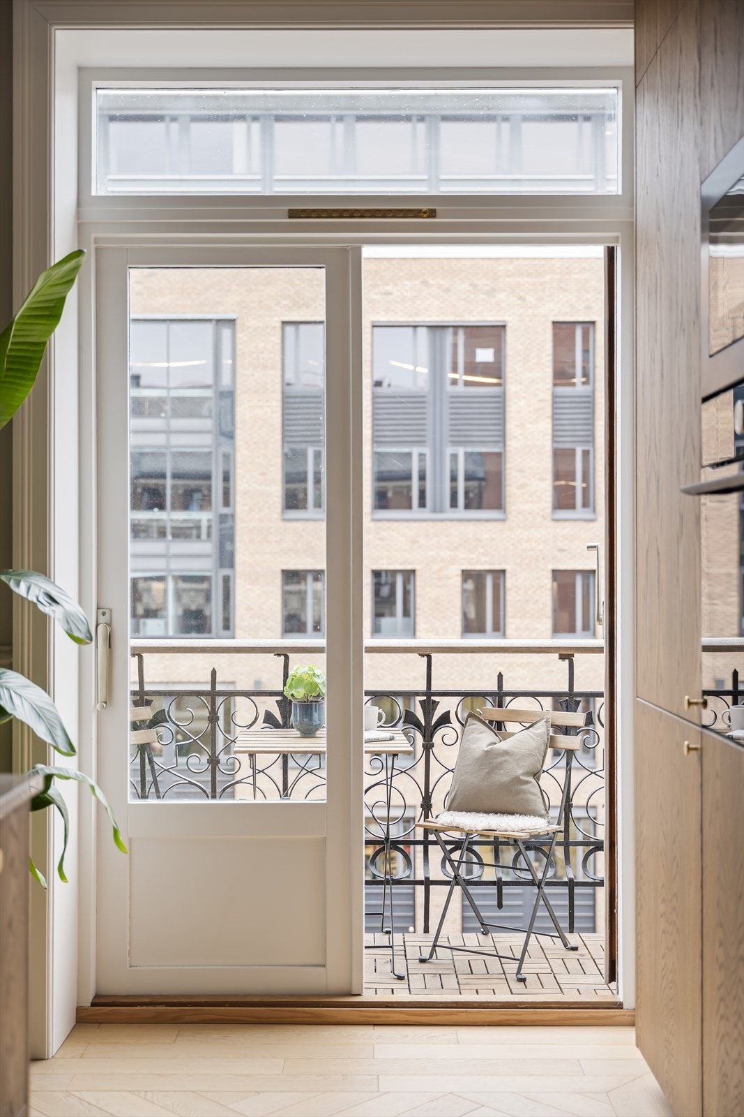 Dobbel balkongdør slipper inn godt med naturlig lys, og leder ut til den solrike balkongen. Galleribilde