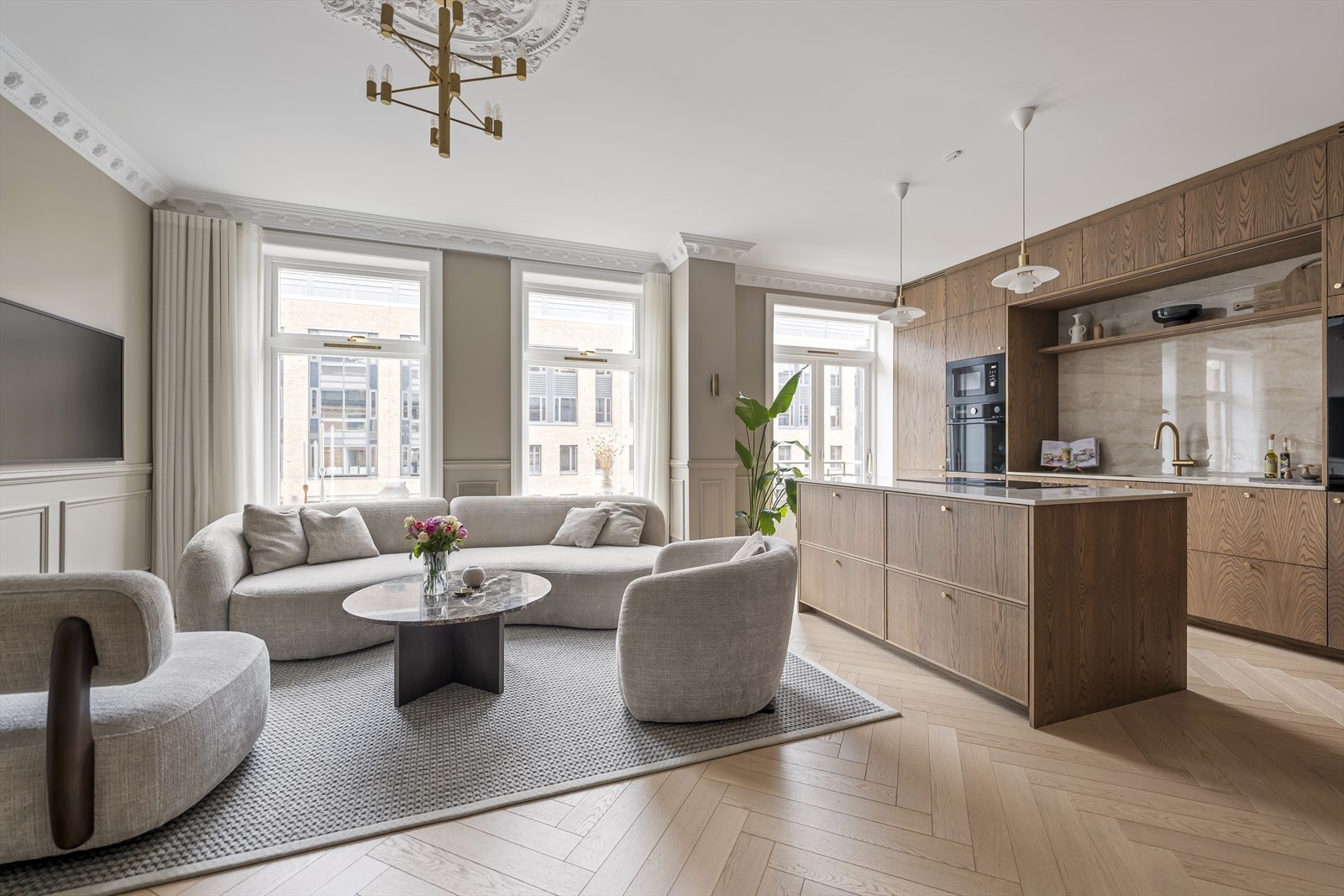 Her er det store vindusflater med brede karmer og takhøyde opptil 2,77 meter som skaper en lys og luftig romfølelse. Galleribilde