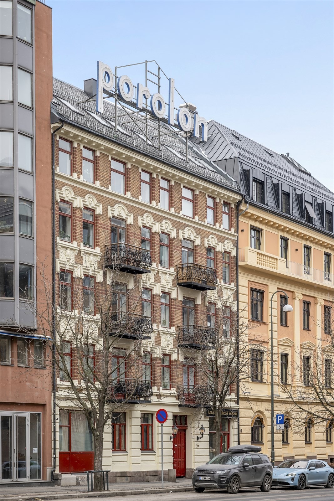 Den klassiske bygården fra 1898 har en representativ og velholdt fasade mot gaten. Galleribilde