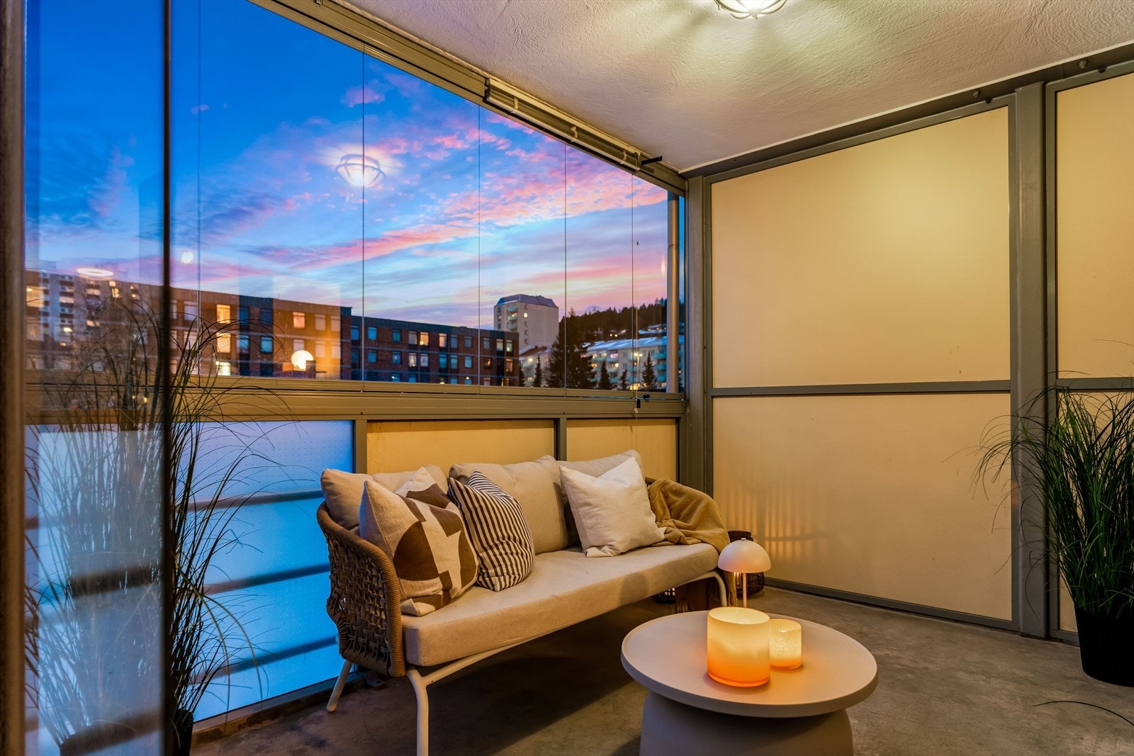 Fra stuen har du tilgang til en innglasset balkong på ca. 8 kvm. Galleribilde