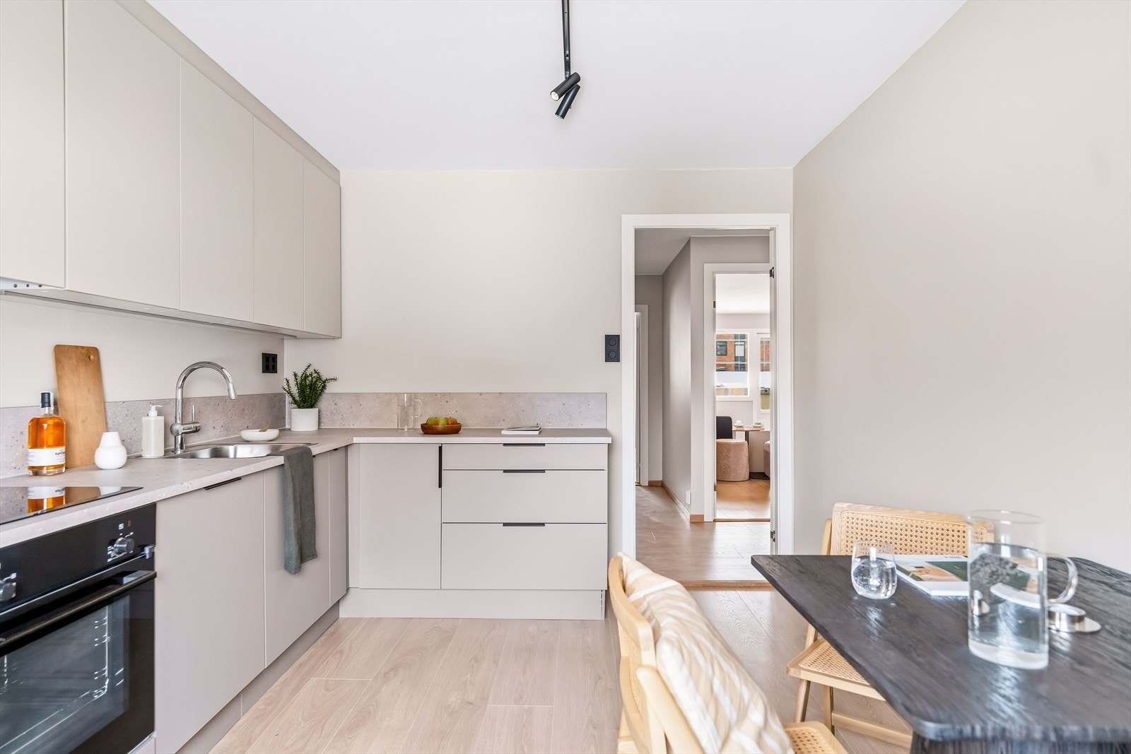 Varmtvannsbereder på 110 liter fra 2018 er plassert i innredning. Galleribilde