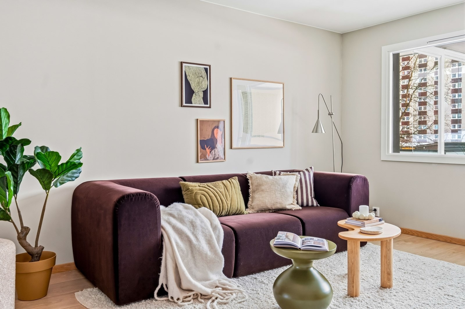 Stort vindu og utgang til balkong gir naturlig lystilførsel til rommet. Galleribilde