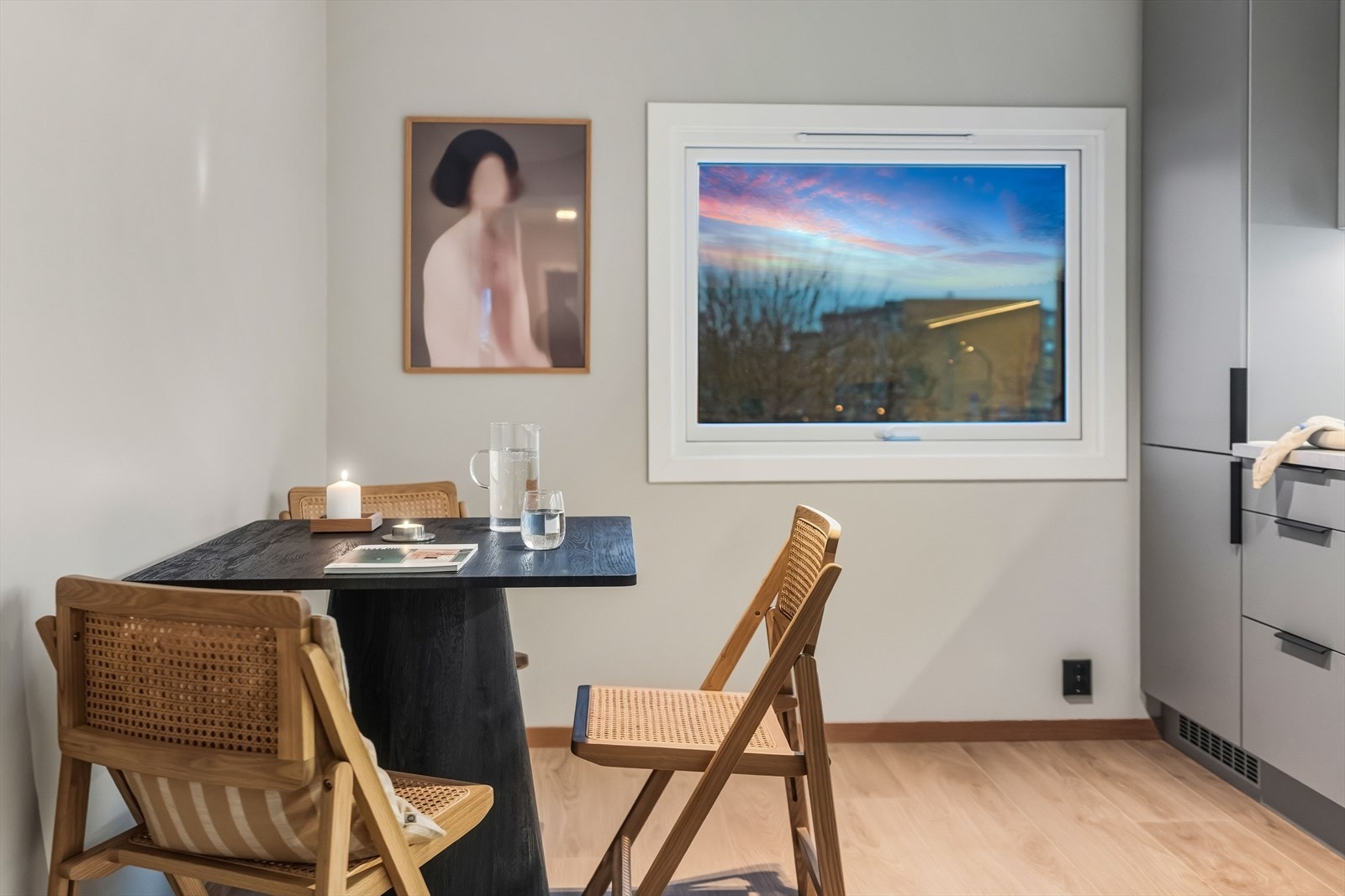 Kjøkkenet ligger i eget rom med god plass til spiseplass. Galleribilde