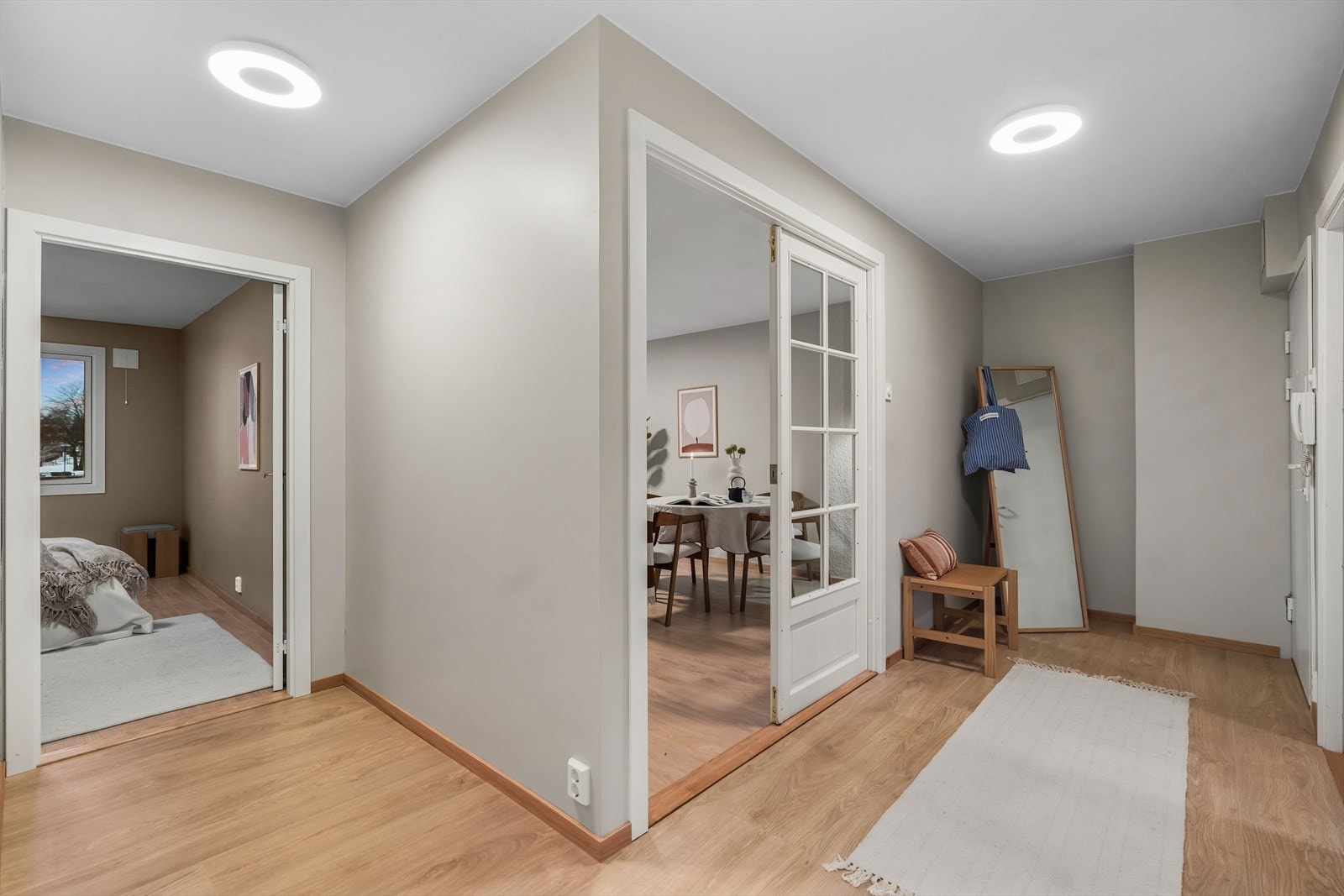 Stor entré og gang. Det disponeres to kjellerboder på totalt ca. 6 kvm for ekstra oppbevaringsbehov. Galleribilde