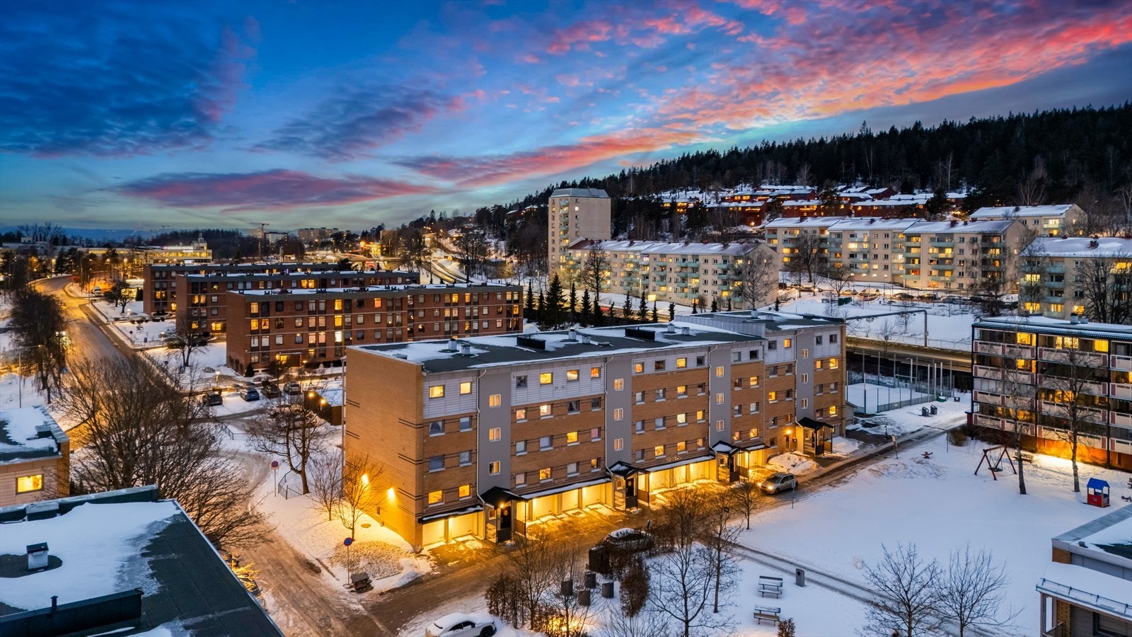 Det er mulighet for leie av parkeringsplass eller garasje i borettslaget etter venteliste. Galleribilde