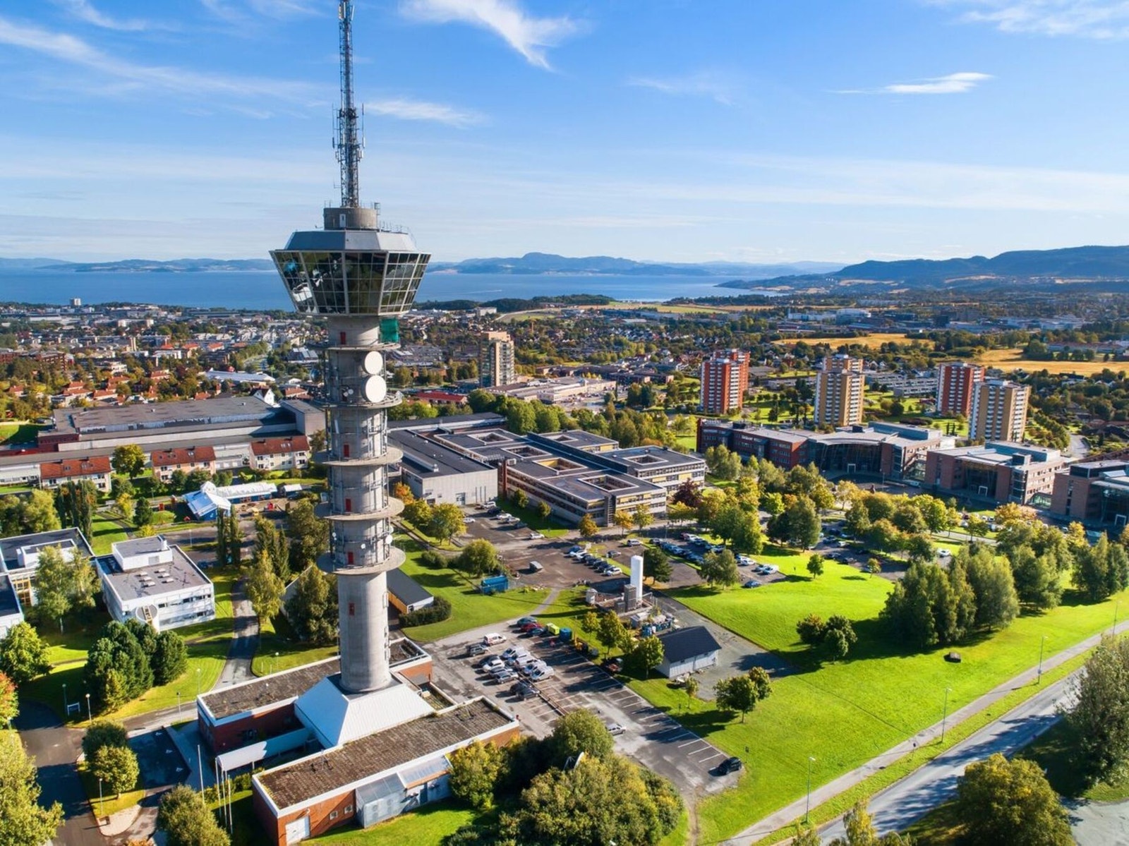 Tyholttårnet med Egon Restaurant i toppen ligger like i nærheten. Galleribilde