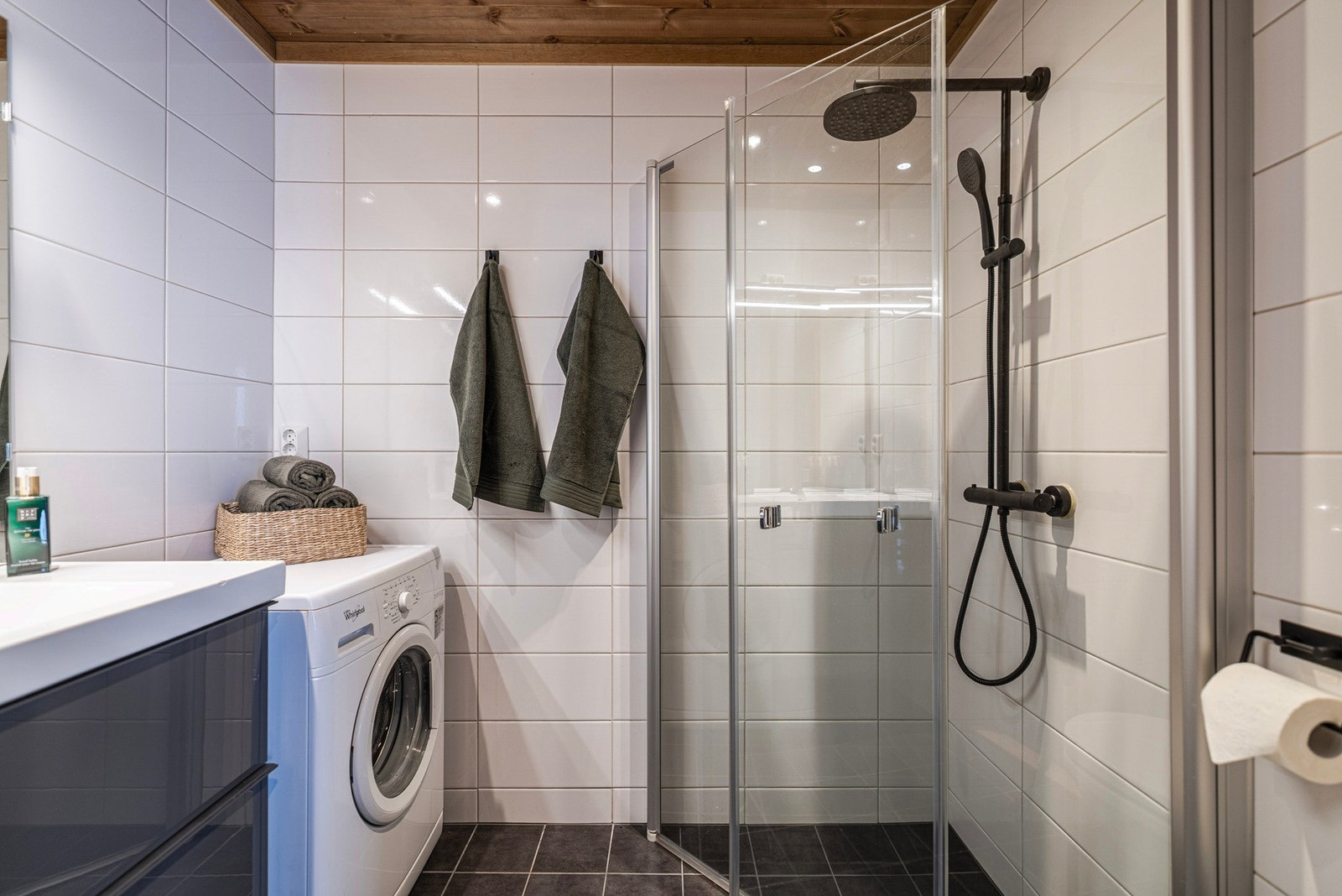 Delikat baderom med opplegg for vaskemaskin. Galleribilde