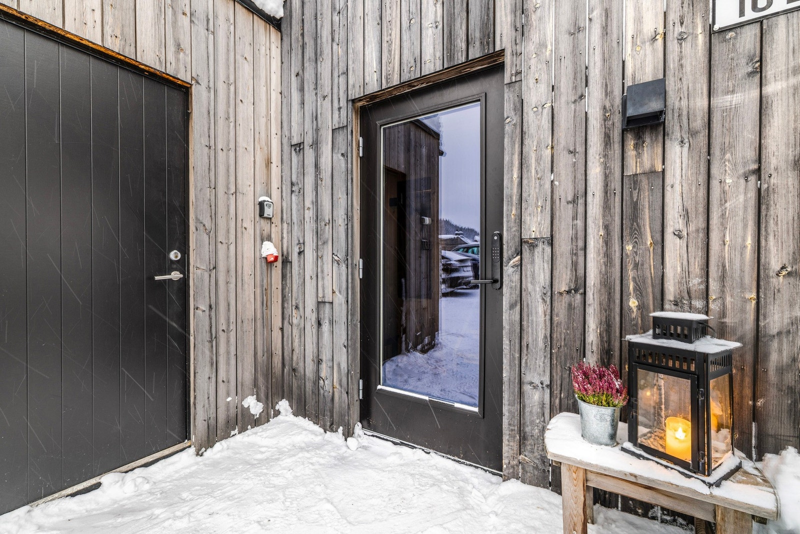 Sportsbod til venstre og inngang til hytta. Galleribilde