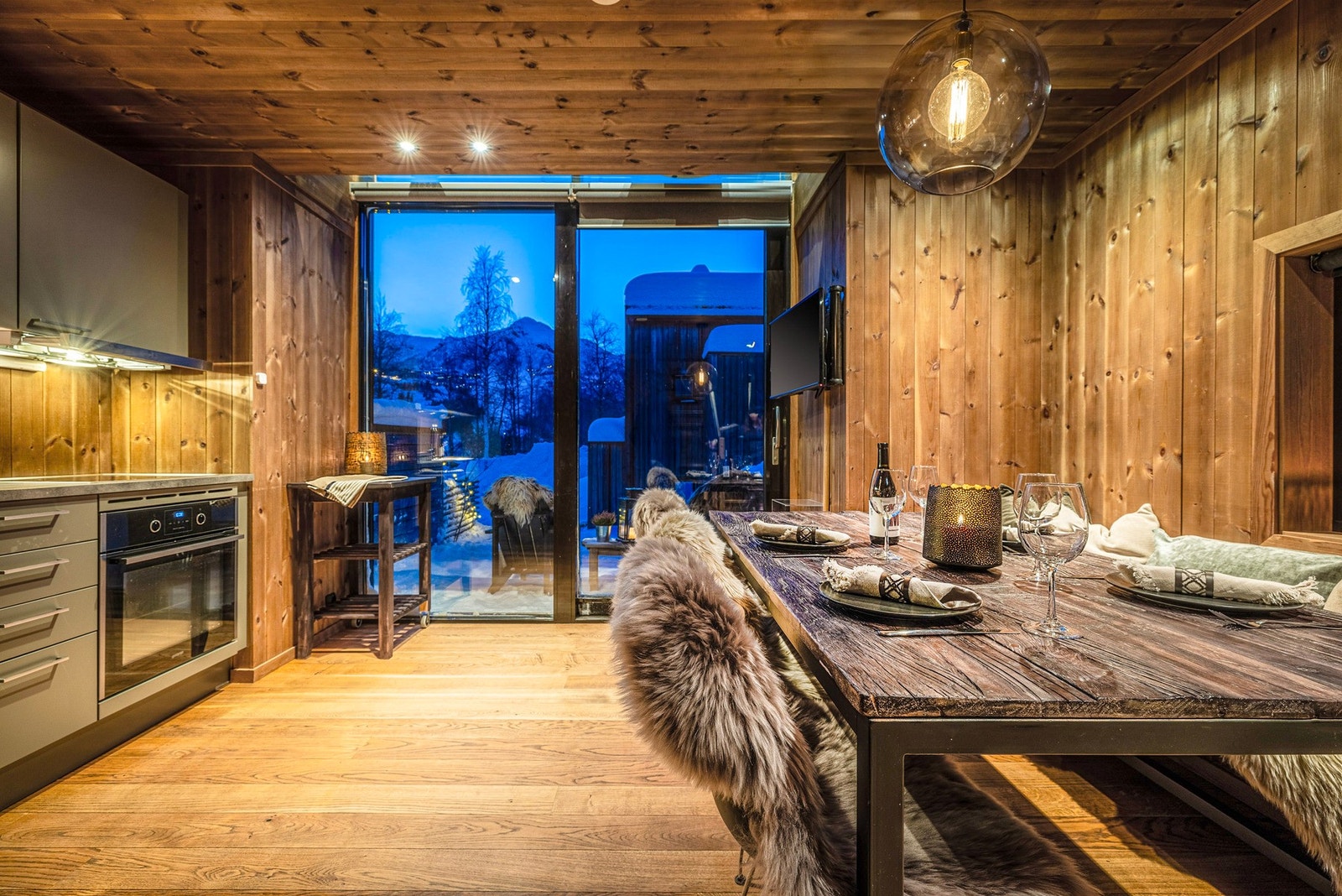 Hytta går over fire halvplan og har flere gode oppholdssoner. Her fra kjøkken med spistestue. Direkte utgang til solrik uteplass. Galleribilde