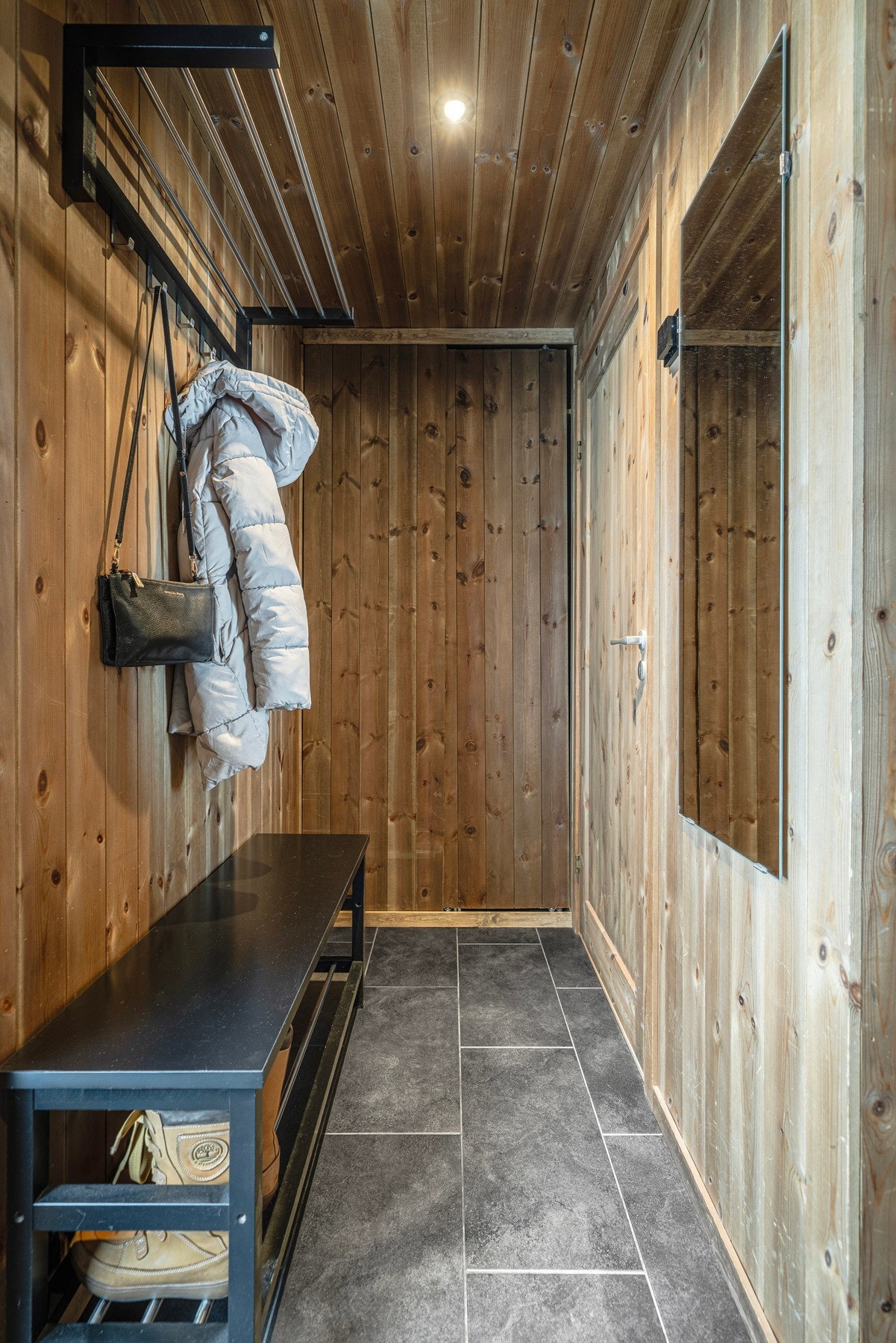 Inngangsparti og gang mot baderom. Garderobe i enden av gangen. Galleribilde